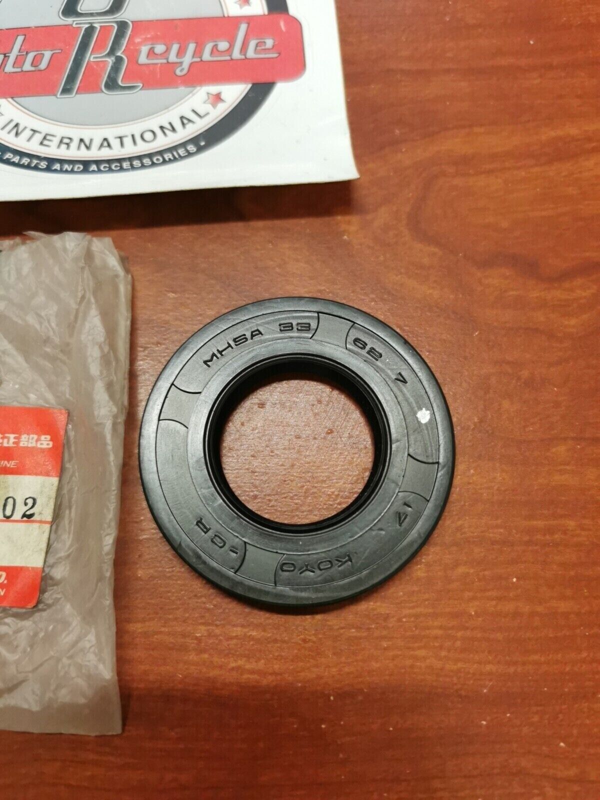 NOS Suzuki 1983 - 1986 GS550 DRIVE SHAFT OIL SEAL (33X62X7) 09283-33002 S20