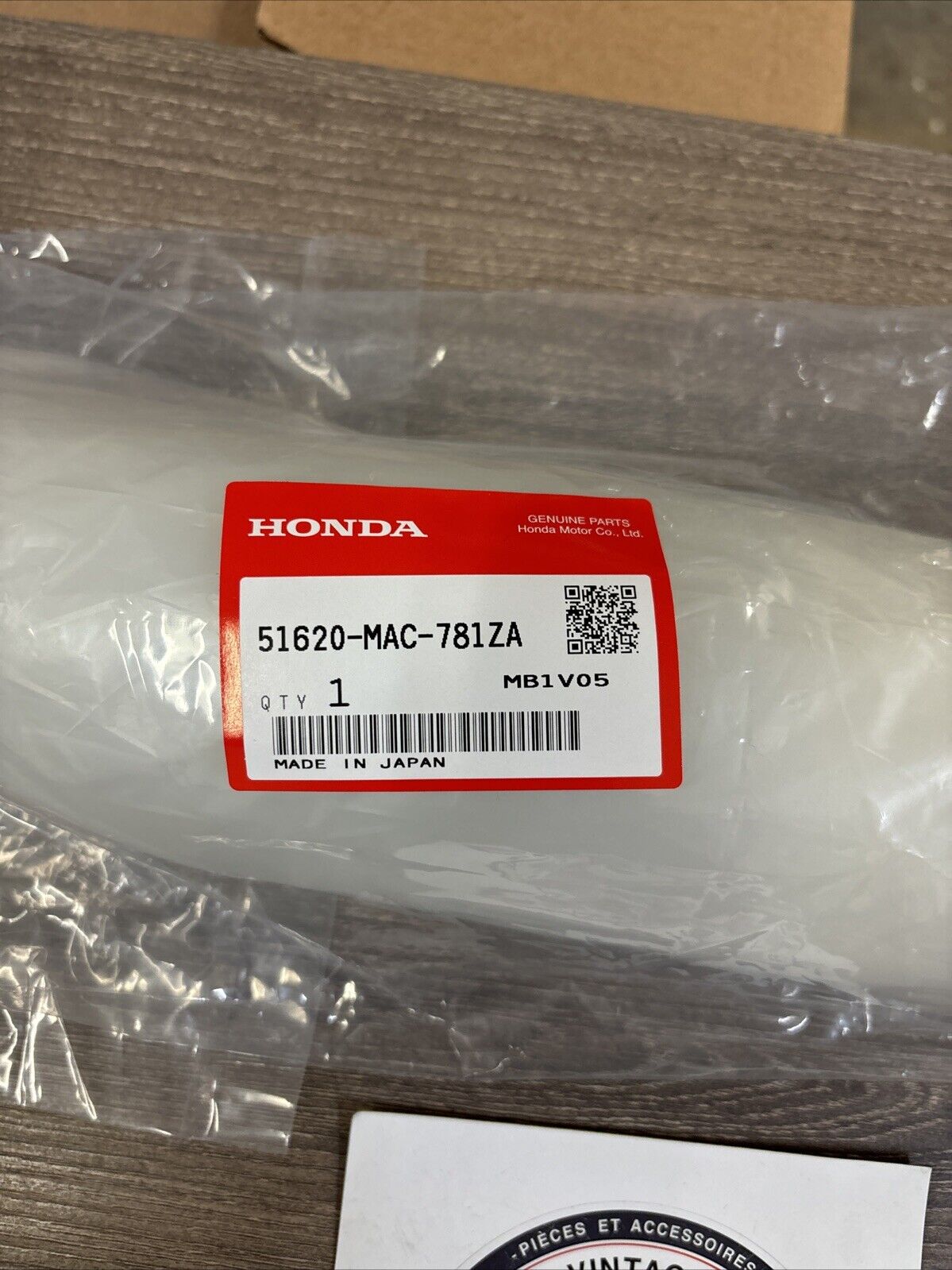 NOS Honda CR125R CR250R CR500R RIGHT FRONT FORK GUARD 51620-MAC-781ZA H116