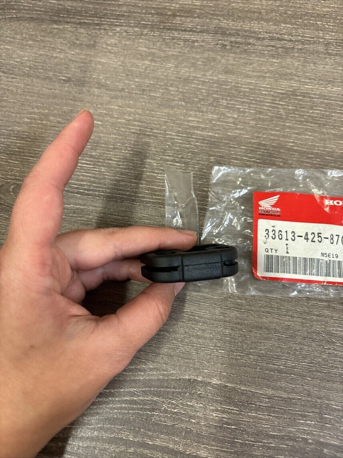 NOS Honda 1979 CB750L REAR WINKER MOUNT RUBBER 33613-425-870 H118