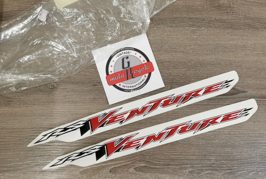 NOS YAMAHA  RS VENTURE DEEP RED EMBLEME 1   8ET-77141-10-00  Y49