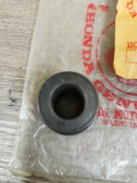 NOS HONDA  C77 C78 C72 CA72 1960 - 1964 BUSH 14MM 23931-259-010 H77