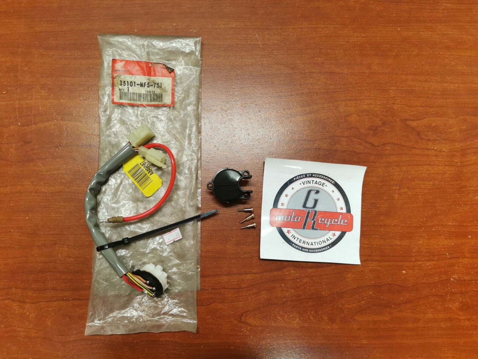 NOS Honda 1985 VT500C CONTACT BASE 35101-MF5-751 H64