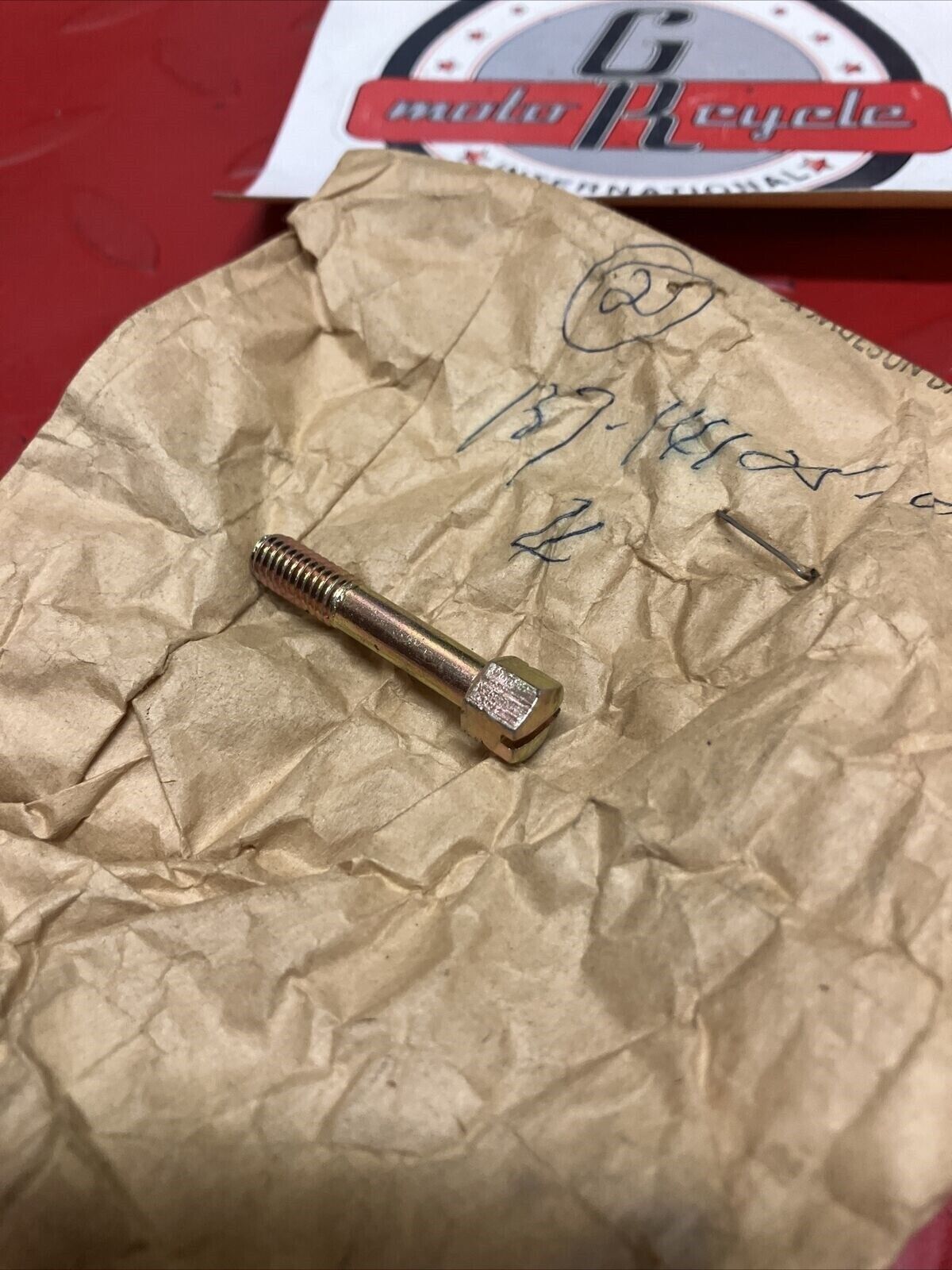 NOS YAMAHA CARBURETOR BODY FITTING SCREW 137-14125-00-00 Y61