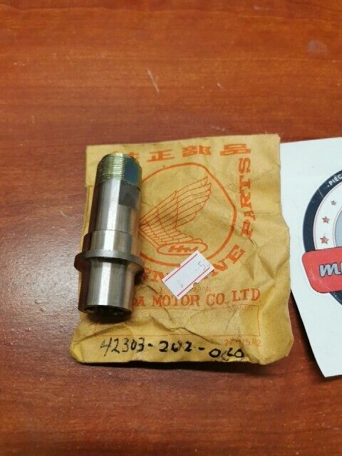 NOS Honda C92 CS92 C95 CA160 CA92 CA95 REAR AXLE SLEEVE 42303-202-000 H97