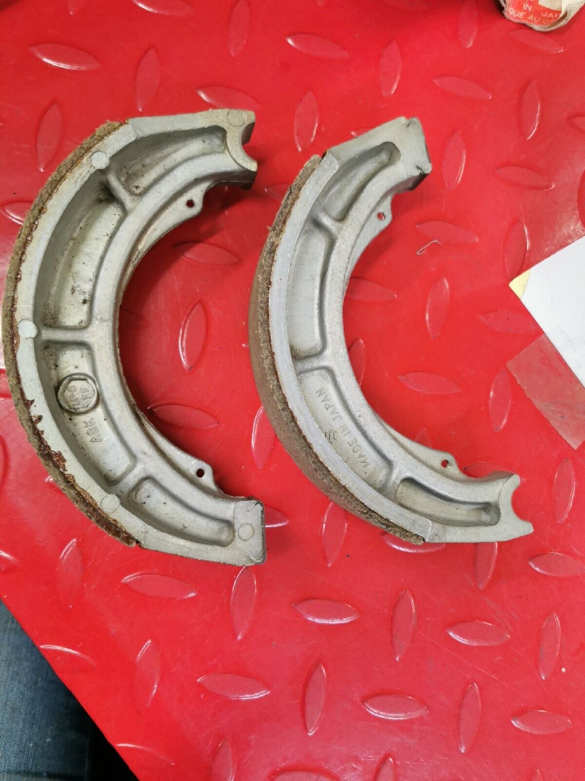 NOS SUZUKI  LTF300F LTF500F BRAKE SHOE  64400-41810   S12
