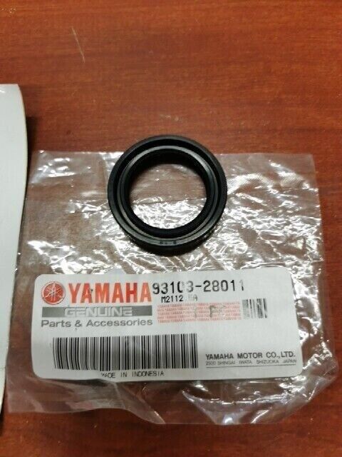 NEW NOS Yamaha DT50 DT80 DT100 DT125 DT175 SW-TYPE OIL SEAL 93103-28011-00 Y107