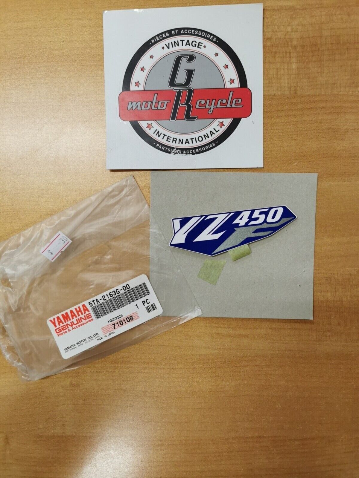NOS YAMAHA YZ450 2003   EMBLEM 1   5TA-2163G-00 Y49