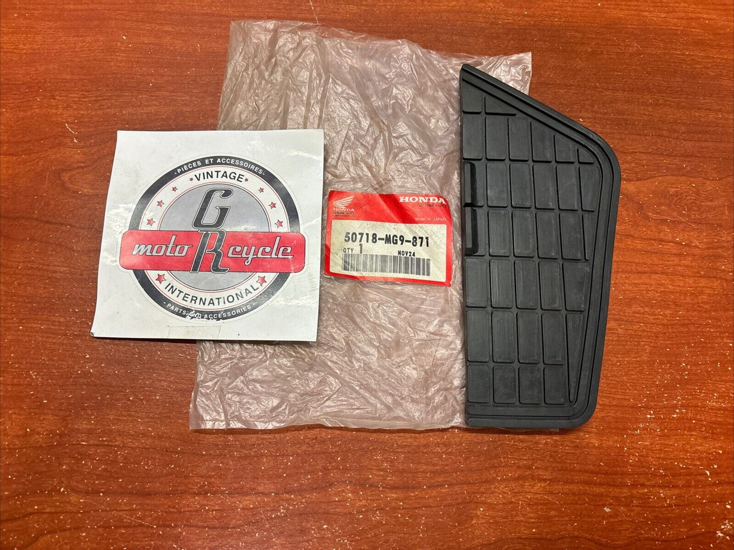 NOS Honda GL1200 A L SEI RIGHT PILLION STEP RUBBER 50718-MG9-871 H168