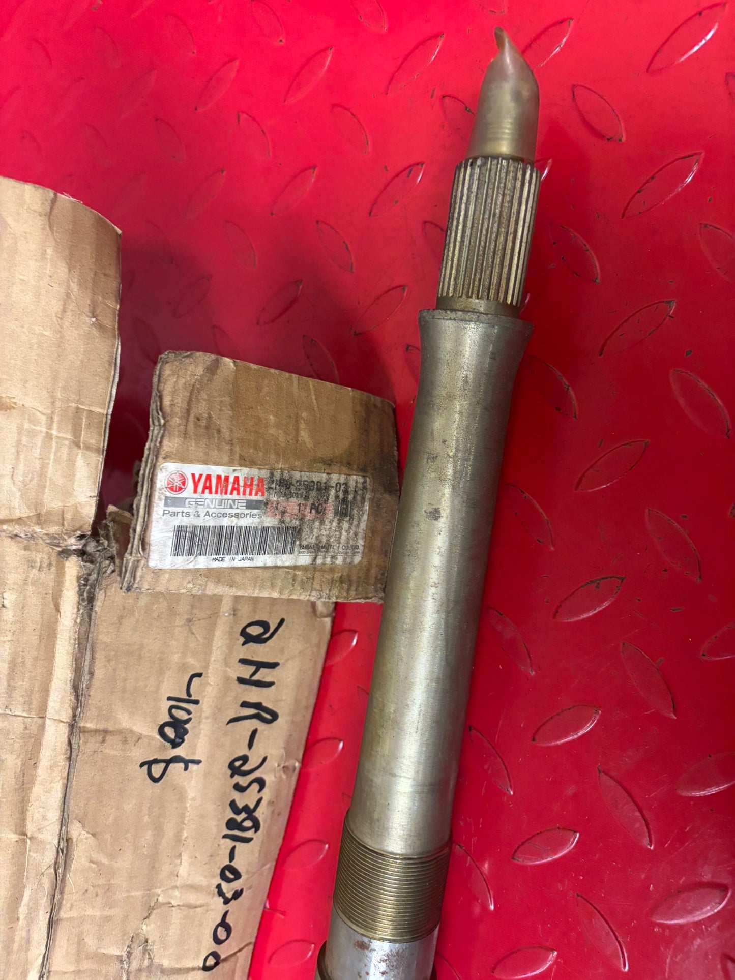 YAMAHA BIG BEAR 350 1987 - 95 REAR WHEEL AXLE 2HR-25381-03-00 YBOX