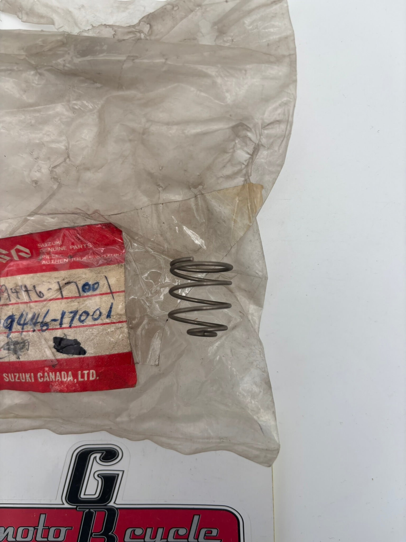 SUZUKI FUEL TANK FLAP SPRING 09446-17001 S63