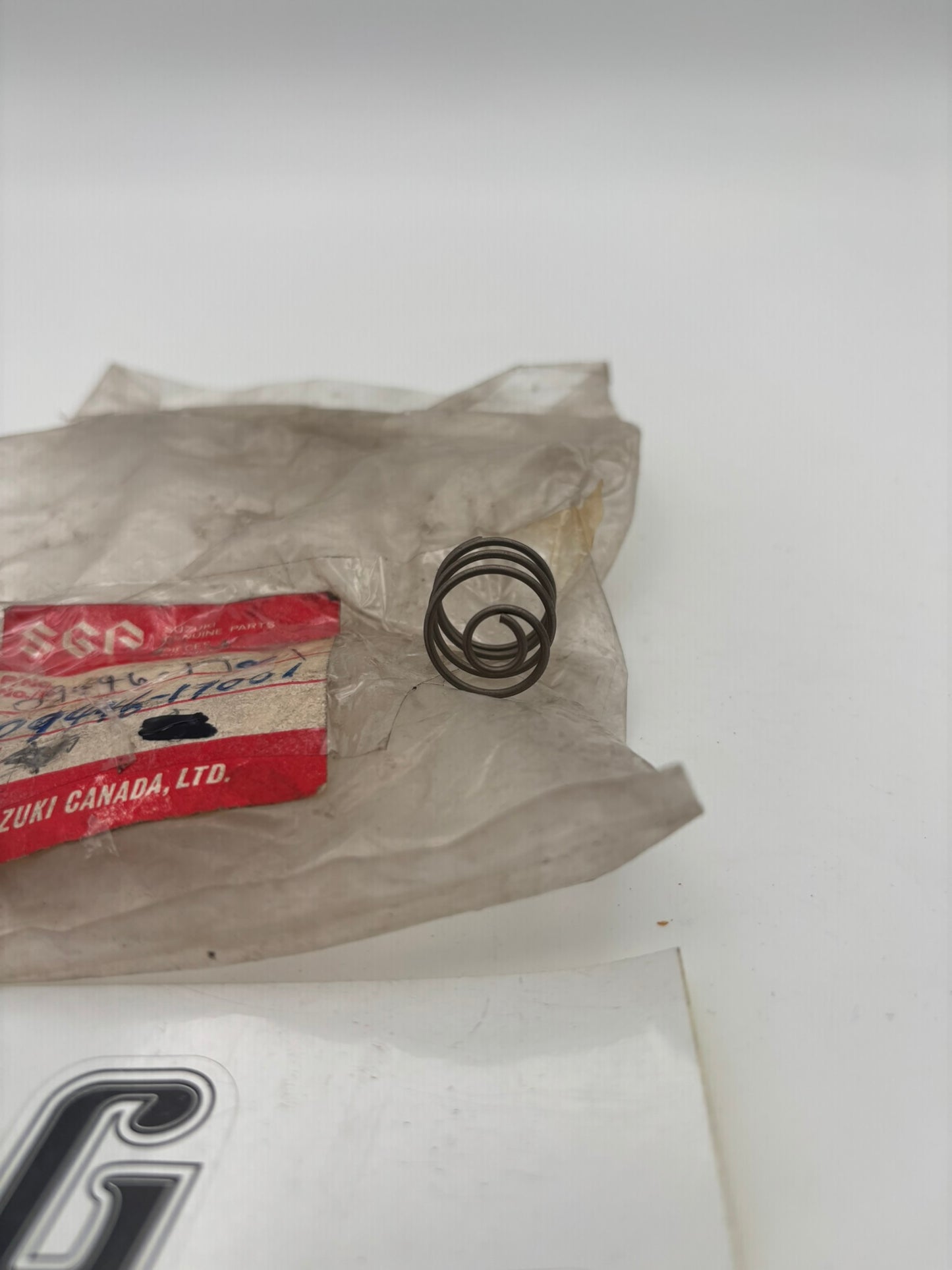 SUZUKI FUEL TANK FLAP SPRING 09446-17001 S63