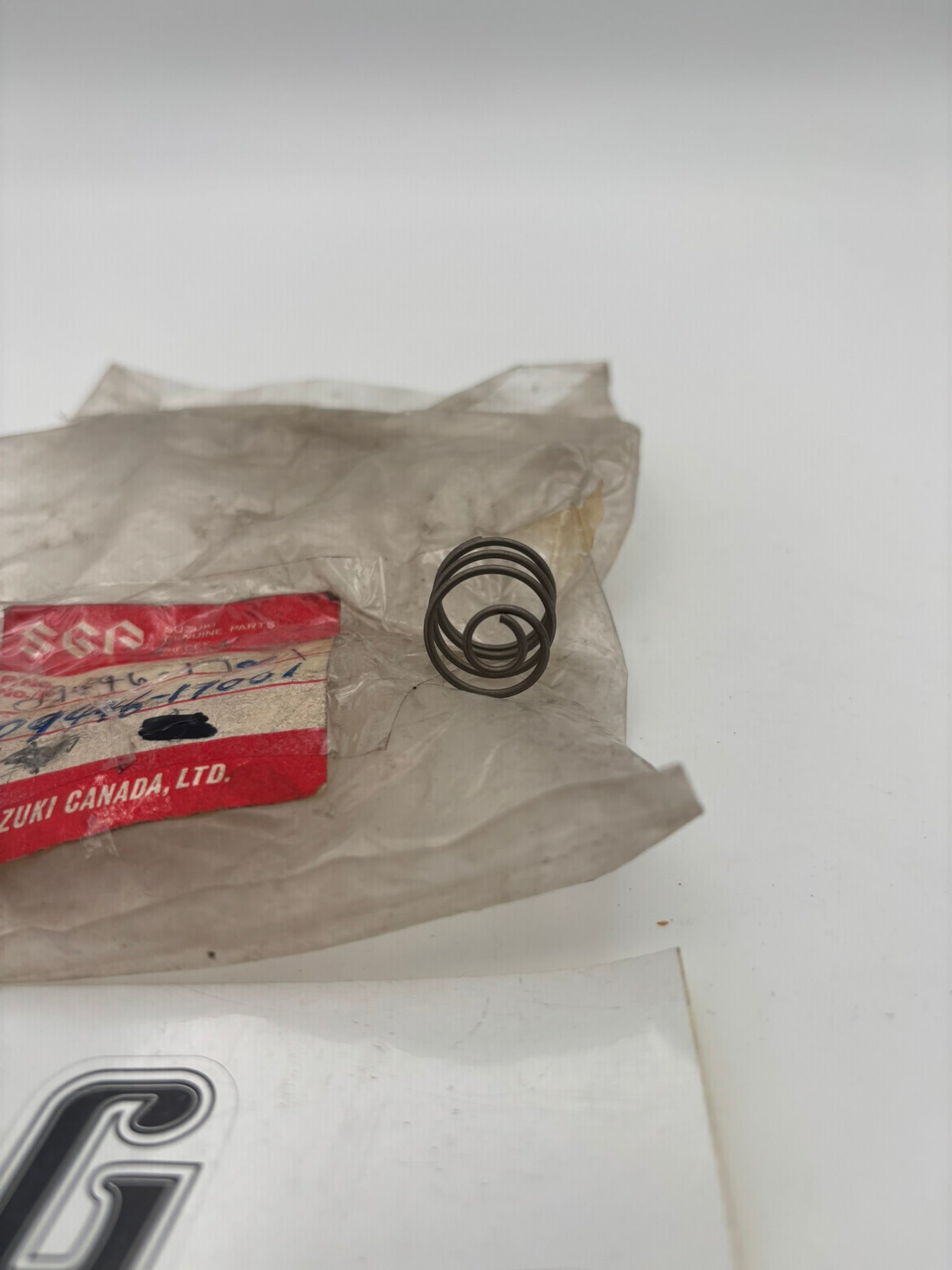 SUZUKI FUEL TANK FLAP SPRING 09446-17001 S63