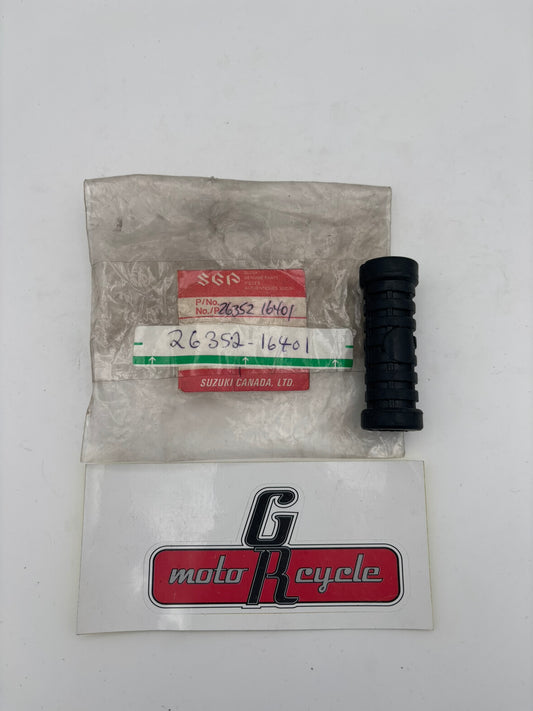 SUZUKI KICK STARTER PEDAL RUBBER SUB 26352-16402 26352-16401 S70