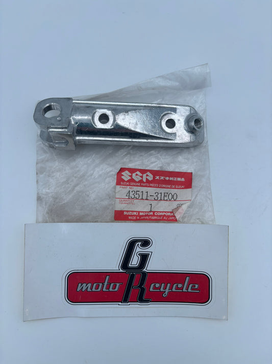 SUZUKI FRONT FOOTREST RH BAR 43511-31E00 S77