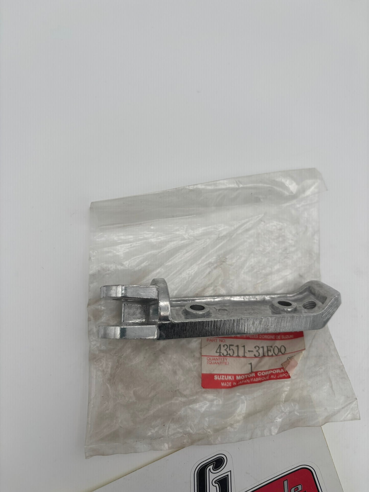 SUZUKI FRONT FOOTREST RH BAR 43511-31E00 S77