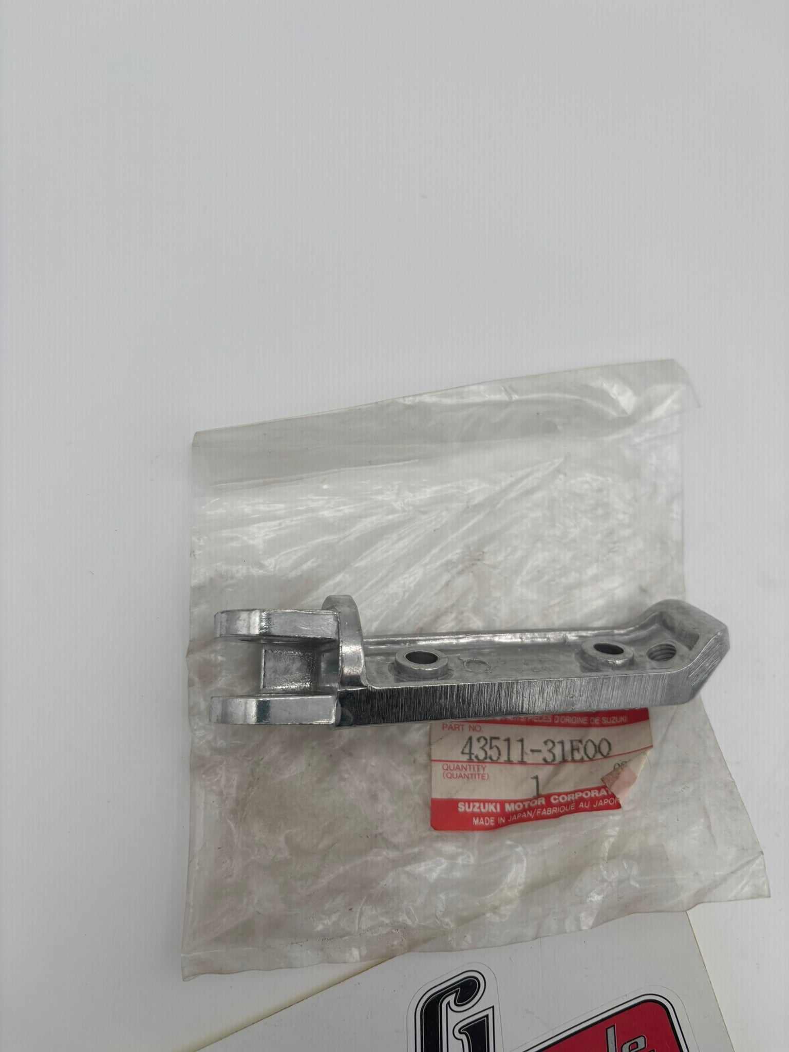 SUZUKI FRONT FOOTREST RH BAR 43511-31E00 S77