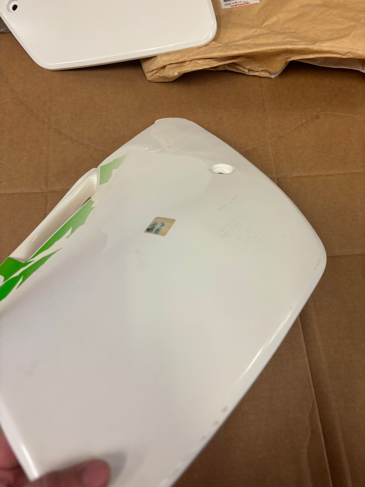 KAWASAKI LEFT & RIGHT SIDE COVER P.WHITE KIT (RIGHT SIDE IMPERFECT) 36030-5391-6F 36030-5390-6F-KT K42
