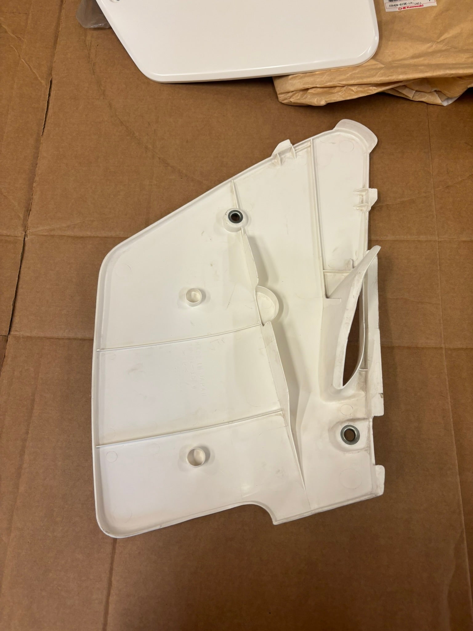 KAWASAKI LEFT & RIGHT SIDE COVER P.WHITE KIT (RIGHT SIDE IMPERFECT) 36030-5391-6F 36030-5390-6F-KT K42