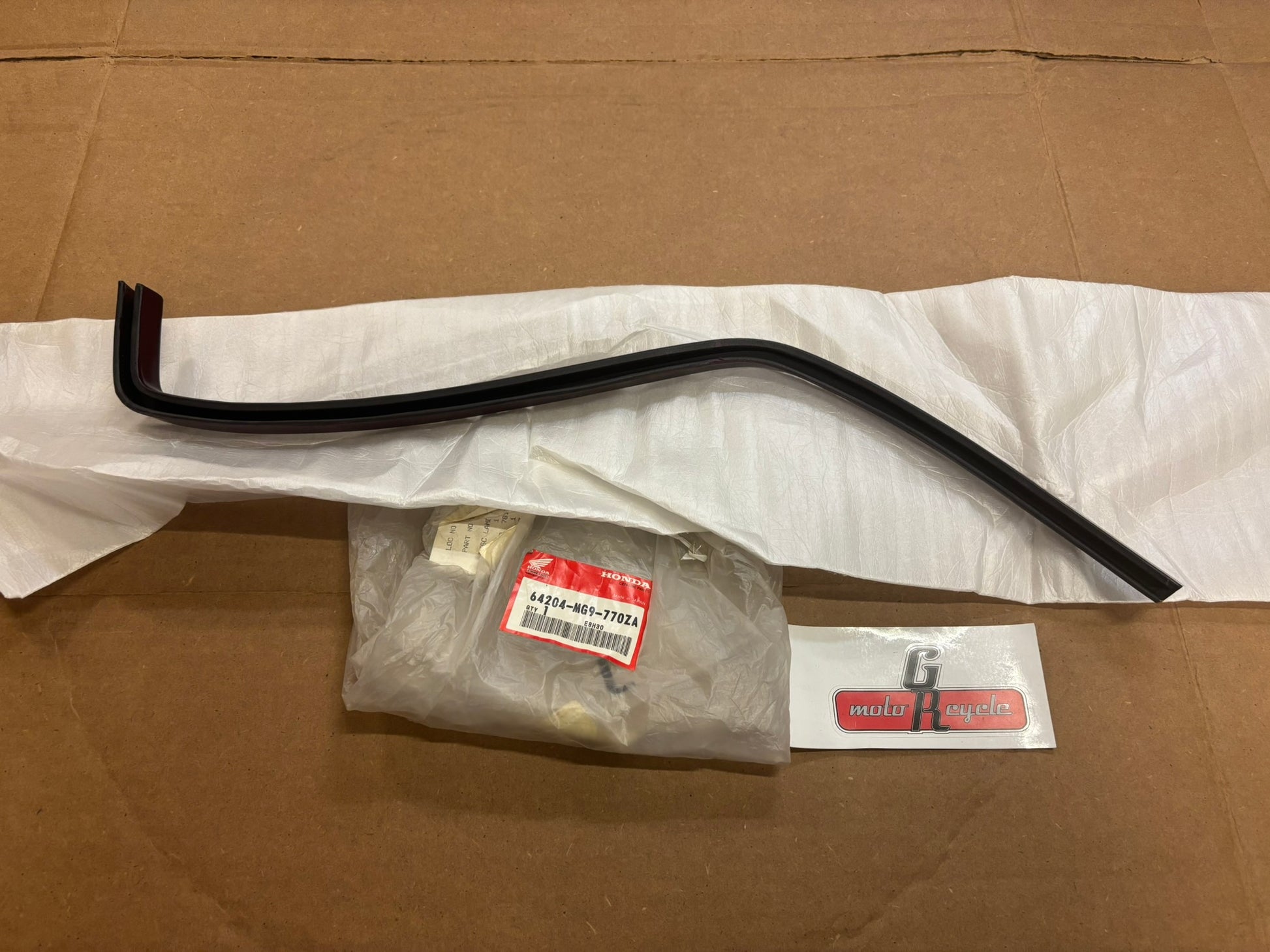 HONDA RIGHT COWL TRIM MOLDING *R-114C-U* 64204-MG9-770ZA H222
