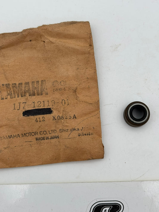 YAMAHA VALVE STEM SEAL 1J7-12119-01-00 Y4
