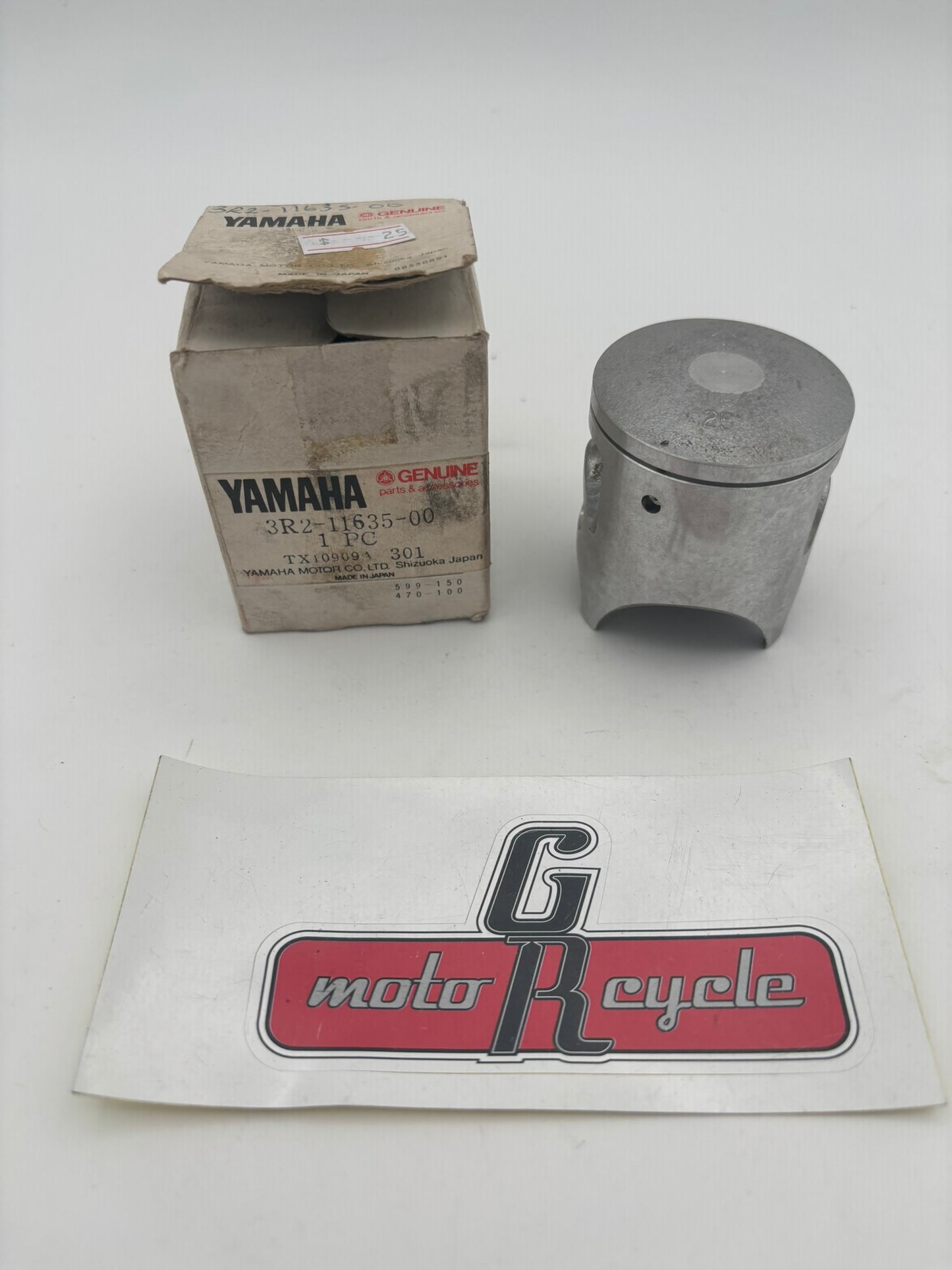 YAMAHA PISTON .25 1ST O/S (SUB 3R2-11635-01-00 ) 3R2-11635-00-00 Y45