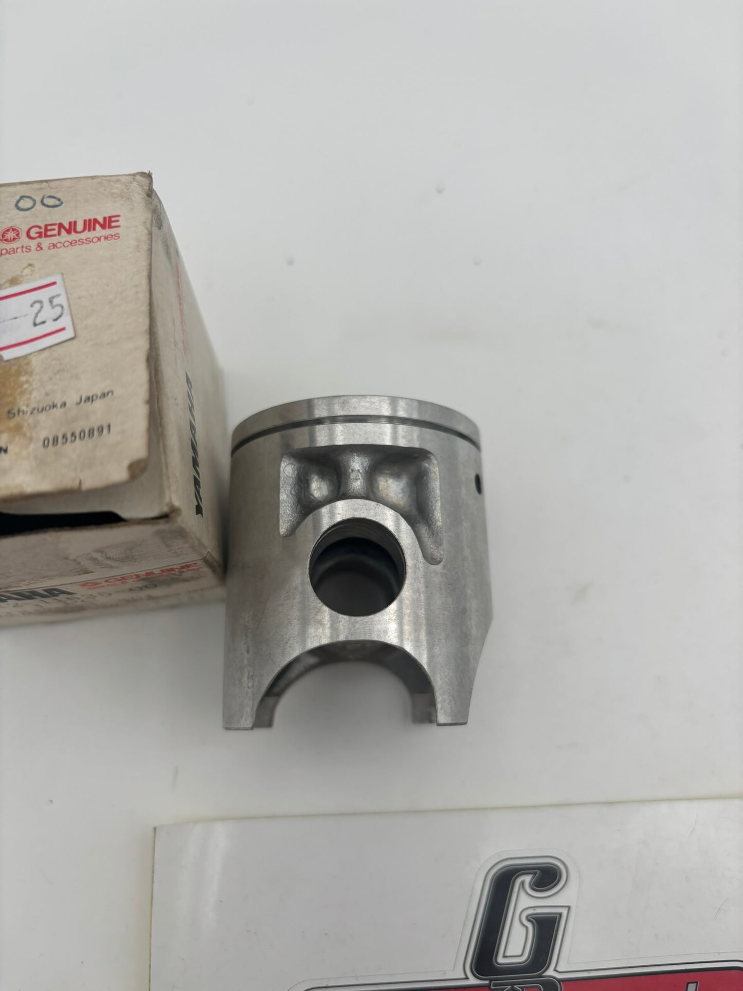 YAMAHA PISTON .25 1ST O/S (SUB 3R2-11635-01-00 ) 3R2-11635-00-00 Y45