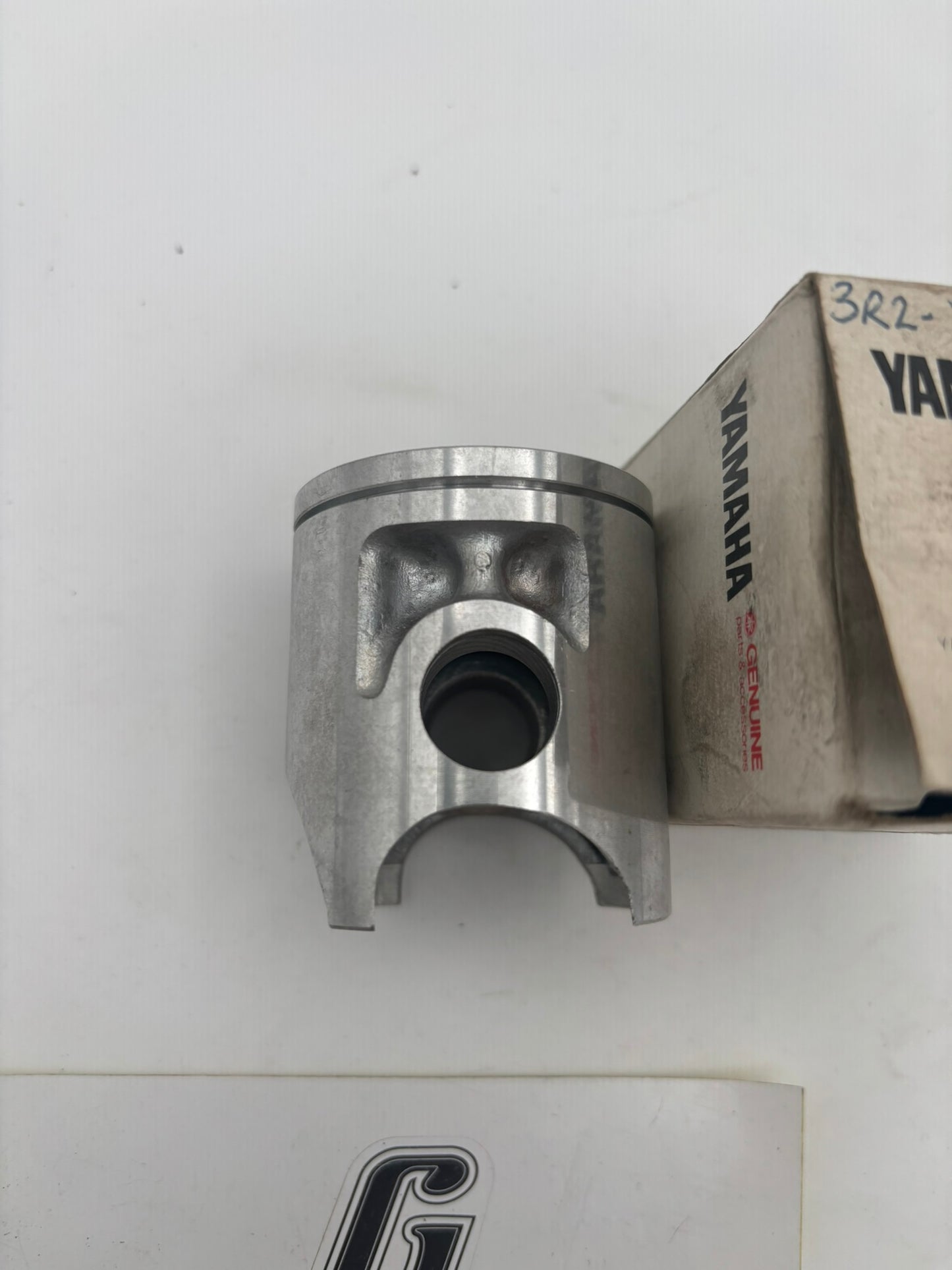 YAMAHA PISTON .25 1ST O/S (SUB 3R2-11635-01-00 ) 3R2-11635-00-00 Y45