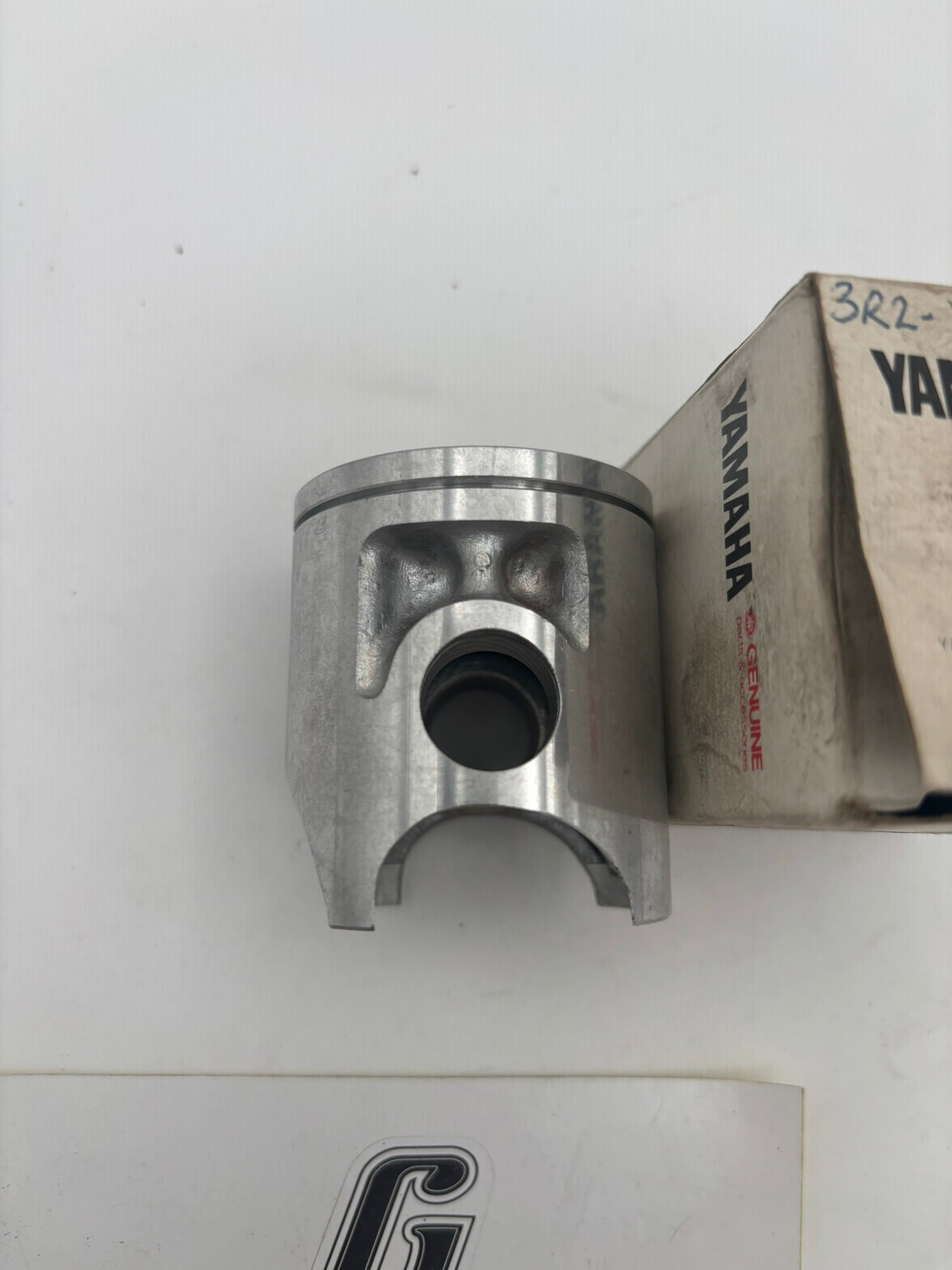 YAMAHA PISTON .25 1ST O/S (SUB 3R2-11635-01-00 ) 3R2-11635-00-00 Y45