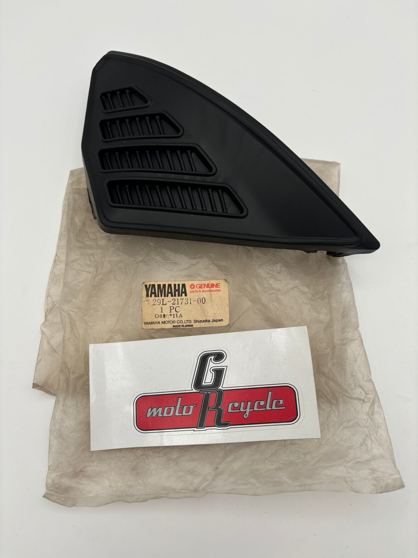 YAMAHA SIDE COVER 3 (SUB 1UA-21731-01-00 ) 29L-21731-00-00 Y12