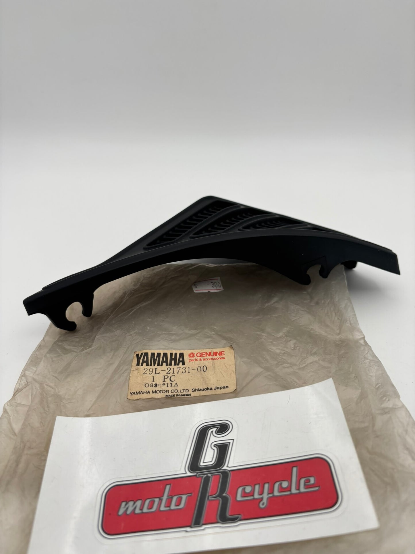 YAMAHA SIDE COVER 3 (SUB 1UA-21731-01-00 ) 29L-21731-00-00 Y12