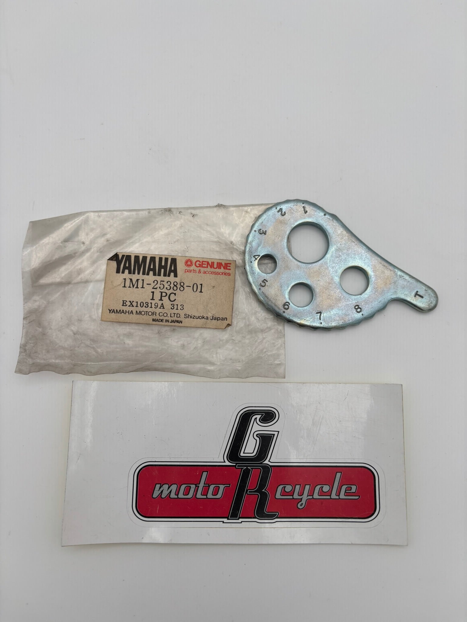 YAMAHA CHAIN PULLER (SUB 1M1-25388-00-00 ) 1M1-25388-01-00 Y182