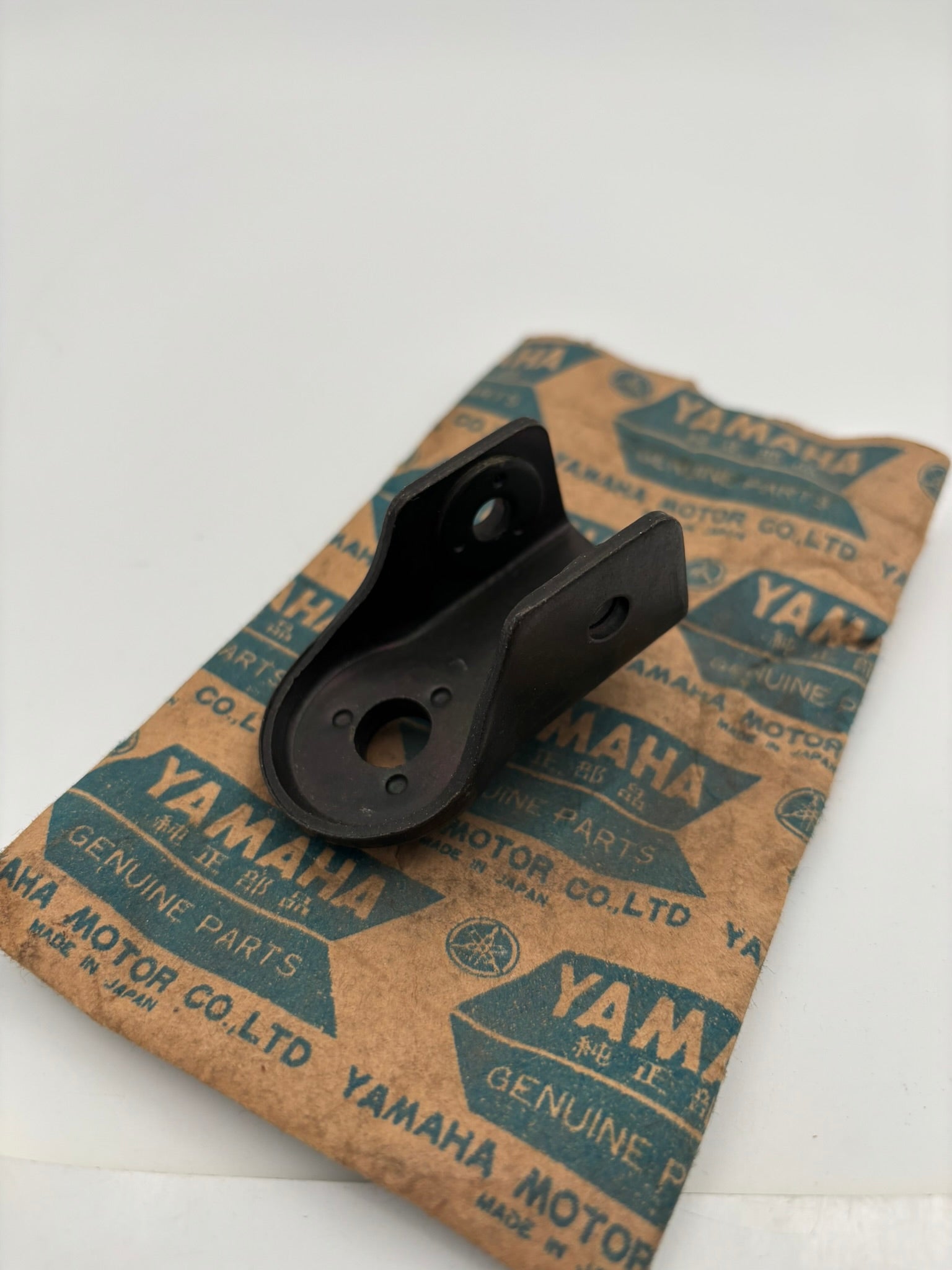 YAMAHA BRACKET 4L0-27432-00-00 Y25