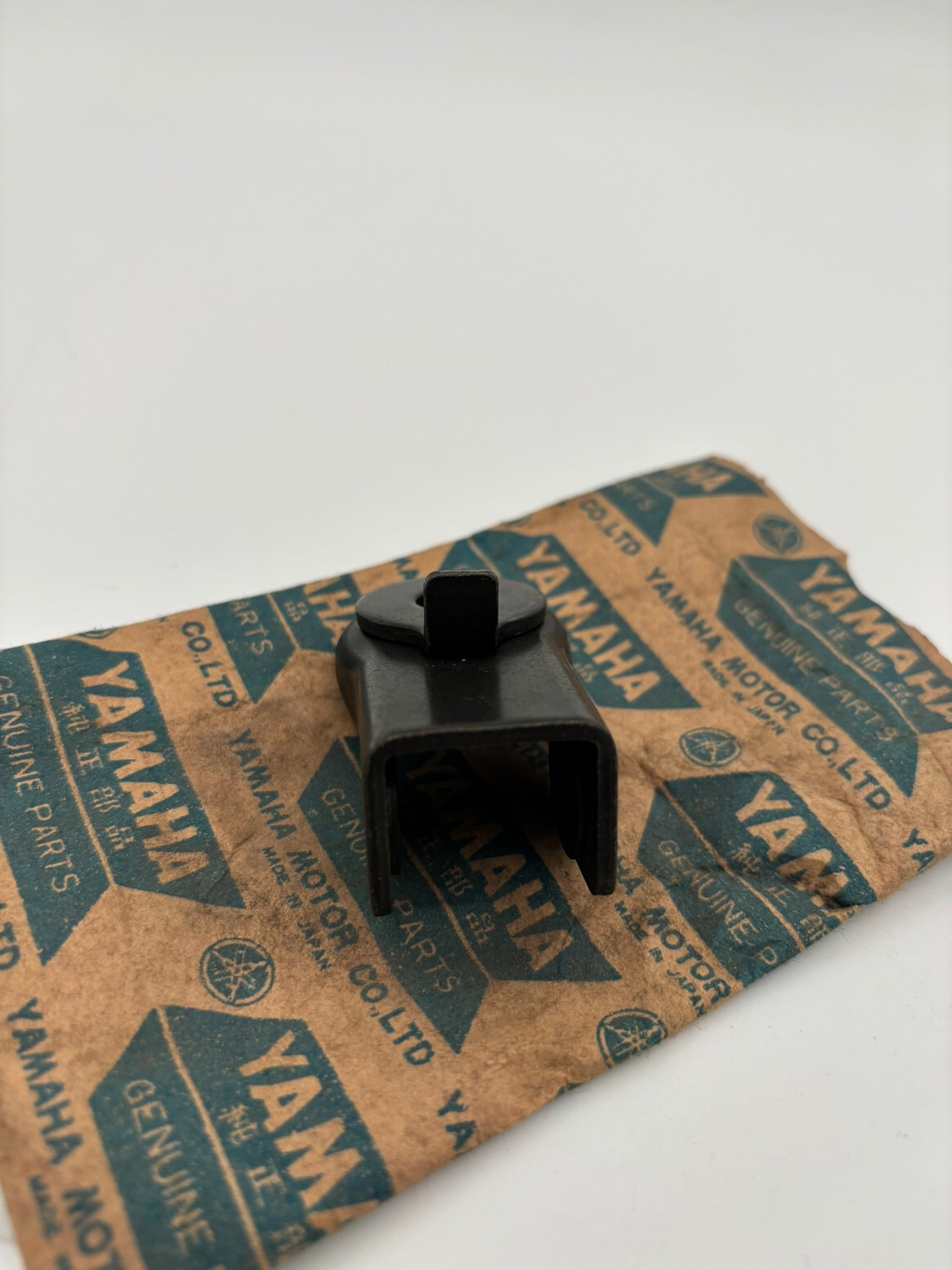 YAMAHA BRACKET 4L0-27432-00-00 Y25
