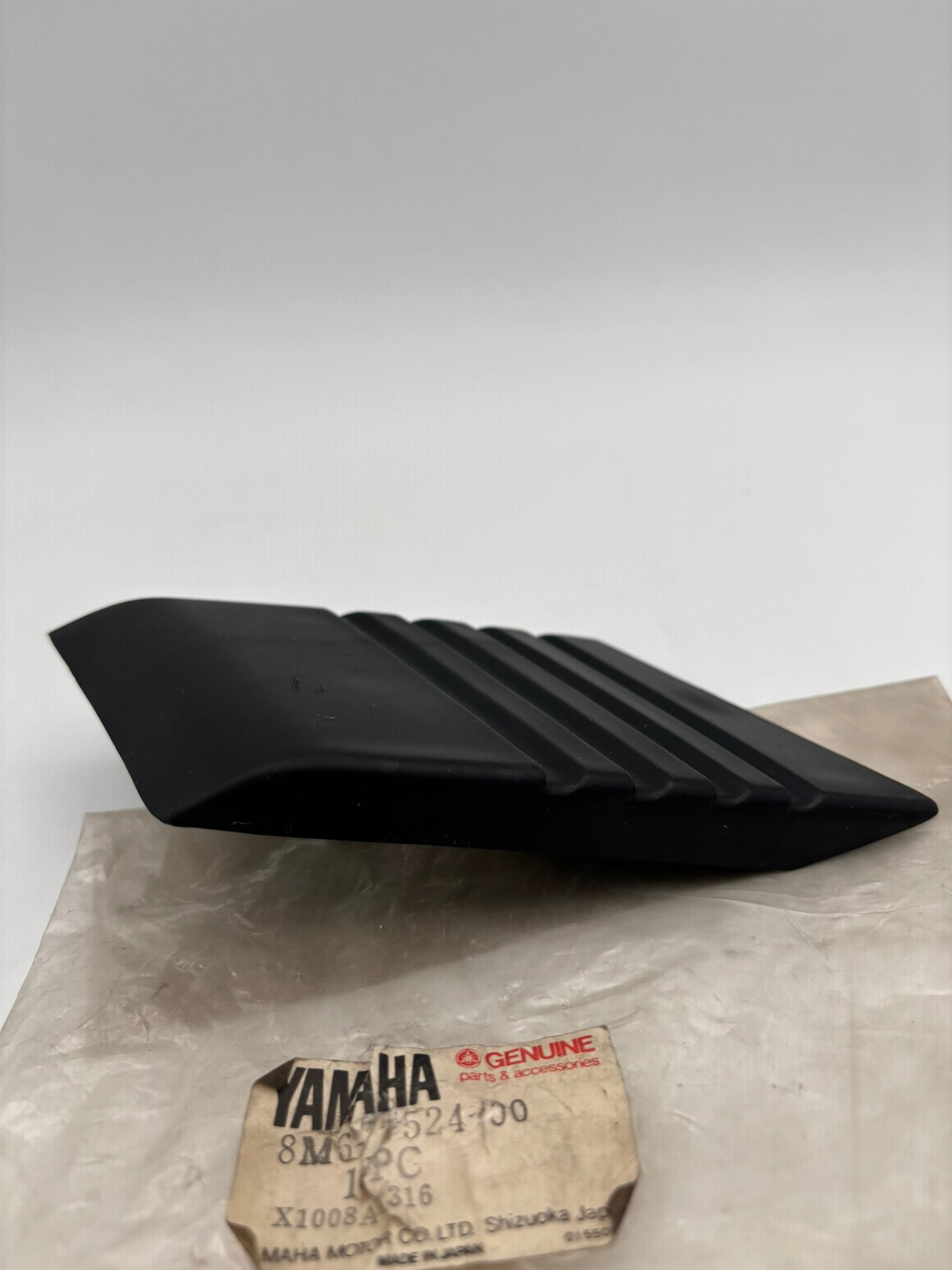 YAMAHA BUMPER END 8M6-77524-00-00 Y14