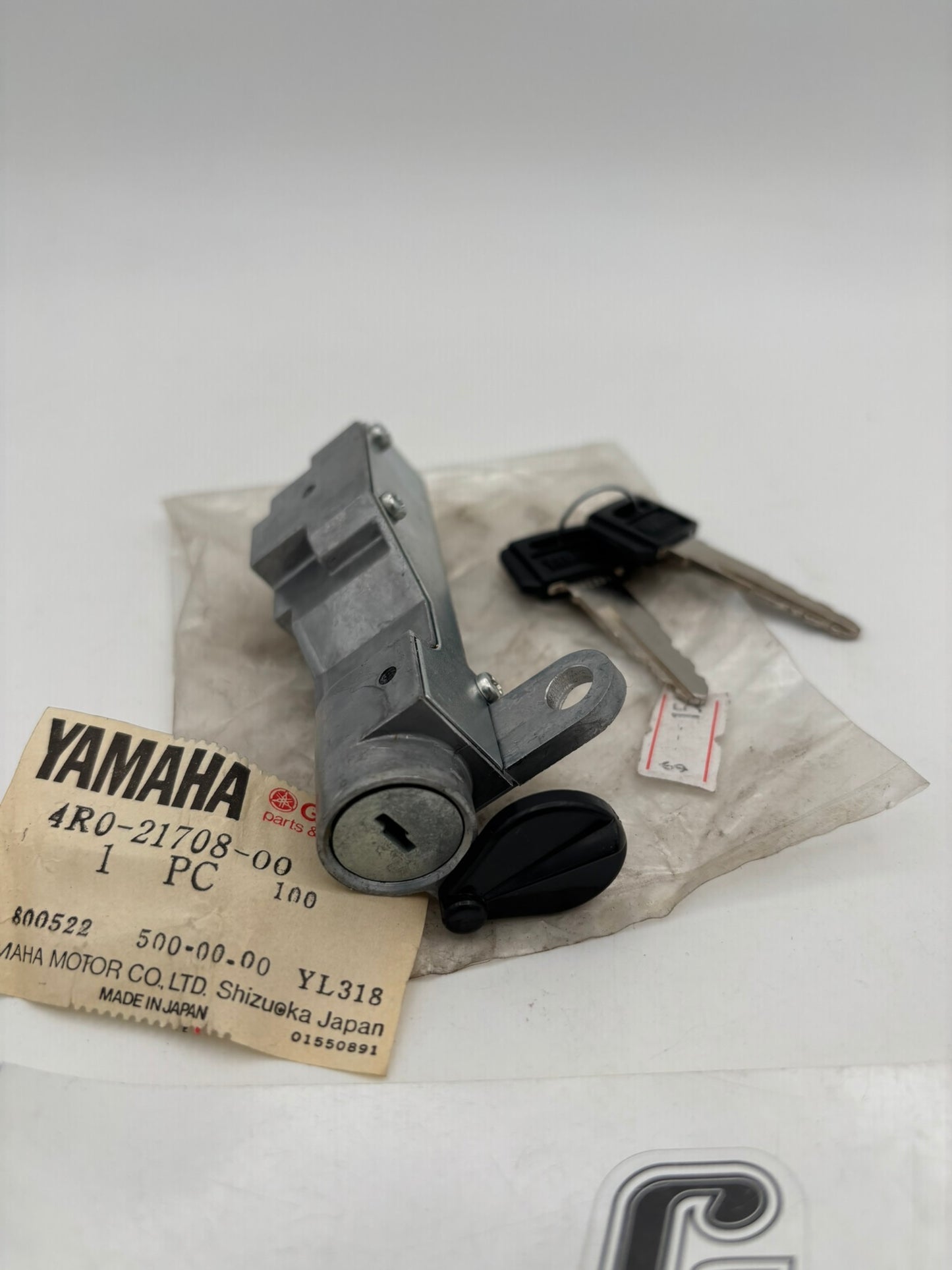 YAMAHA SIDE COVER LOCK ASSY 4R0-21708-00-00 Y14
