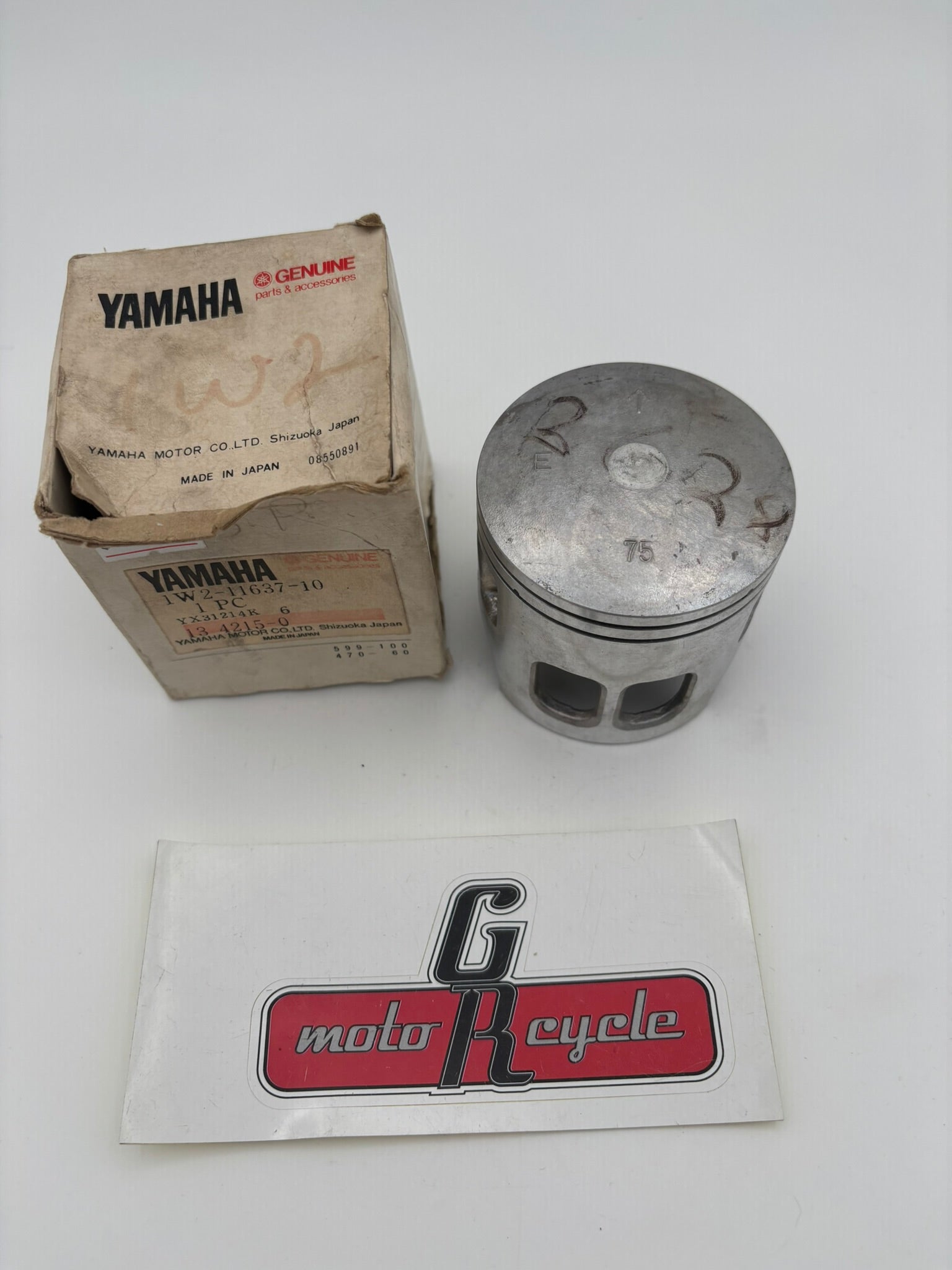 YAMAHA PISTON (0.75MM O/S) 1W2-11637-10-00 Y16