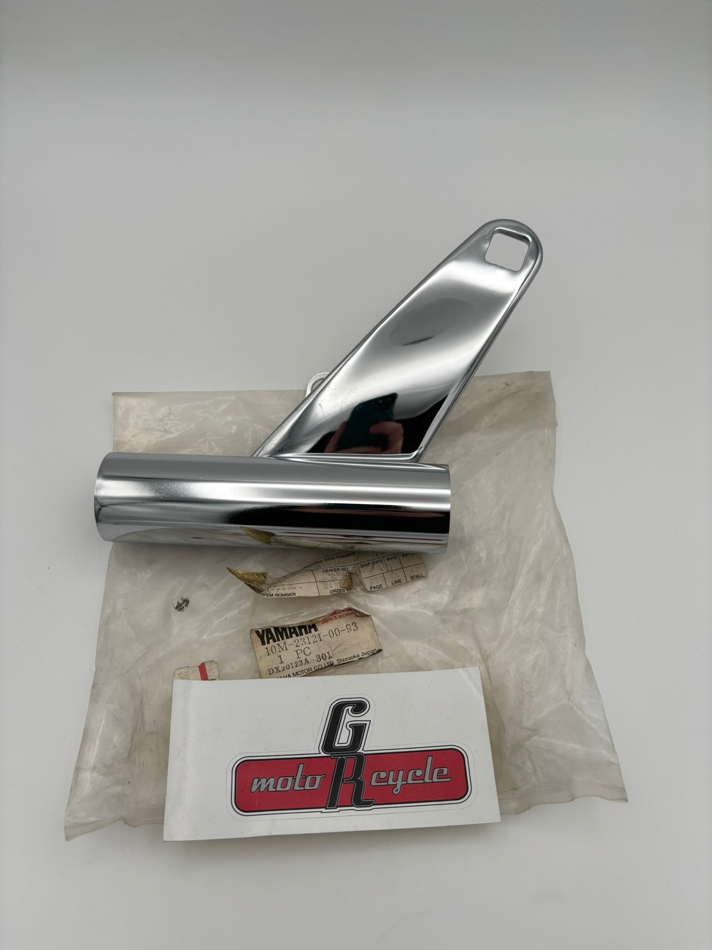 YAMAHA FRONT FORK UPPER COVER 1. 10M-23121-00-93 Y16