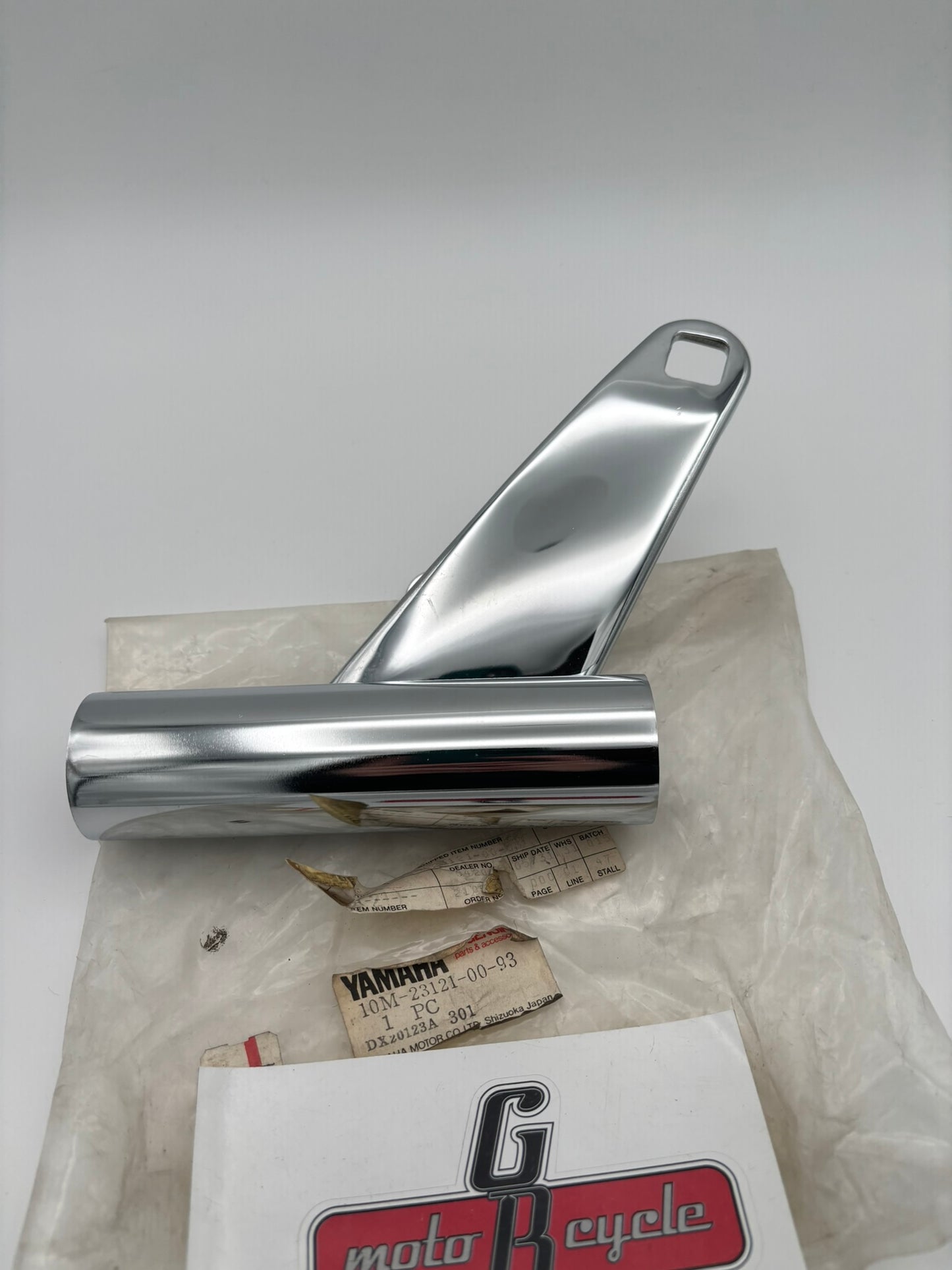 YAMAHA FRONT FORK UPPER COVER 1. 10M-23121-00-93 Y16