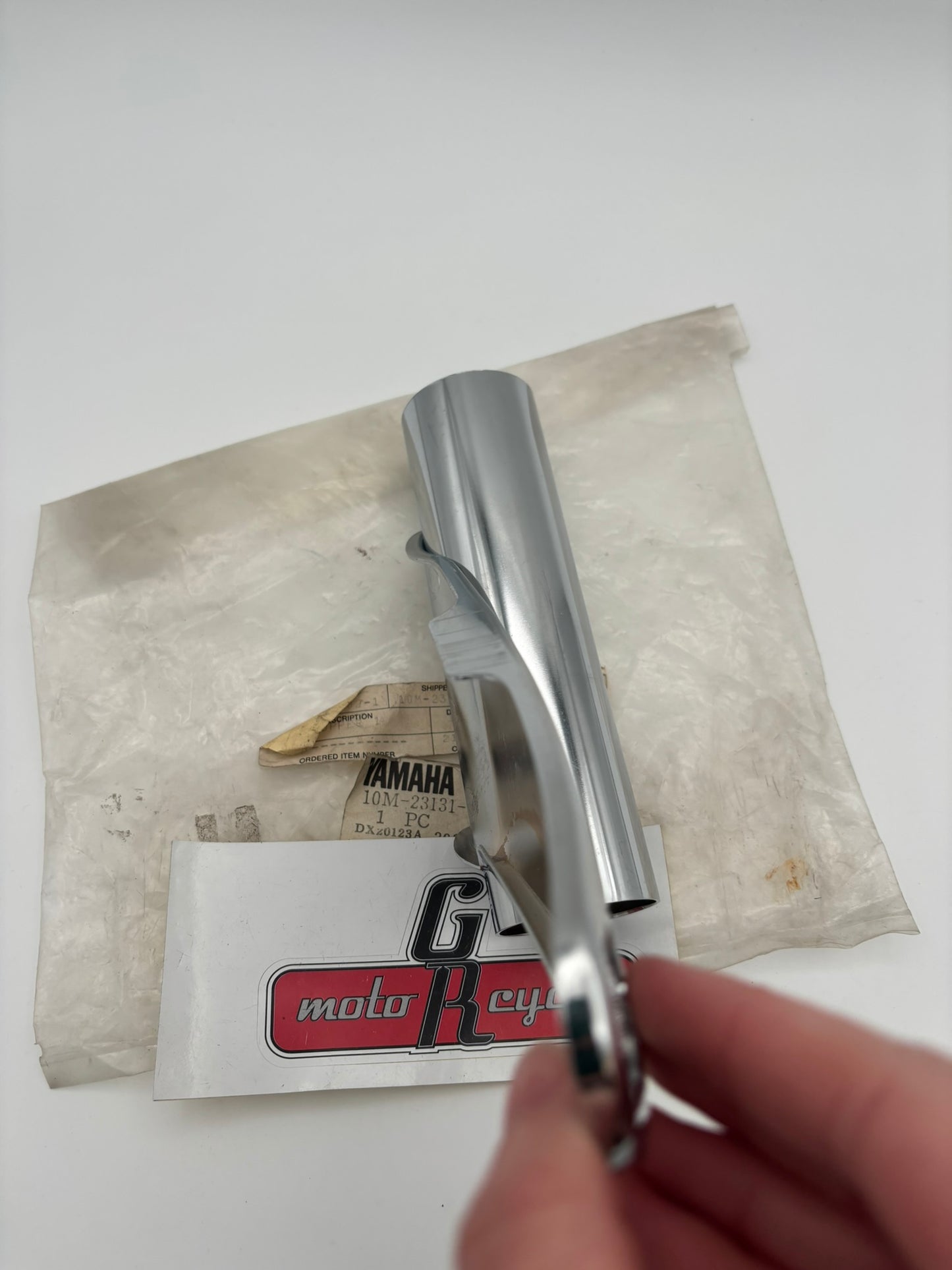 YAMAHA FRONT FORK UPPER COVER 2. 10M-23131-00-93 Y16