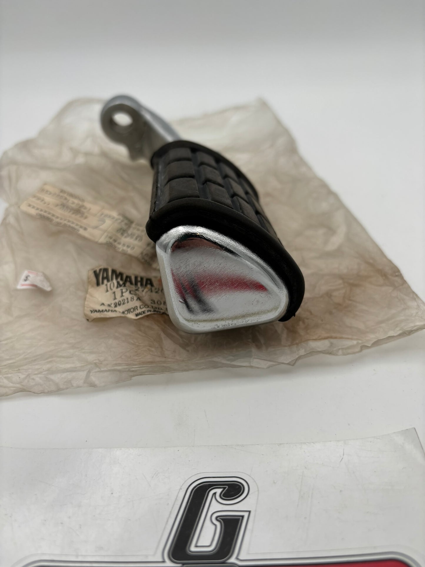 YAMAHA FRONT RIGHT HAND FOOTREST ASSY 10M-27420-00-00 Y17