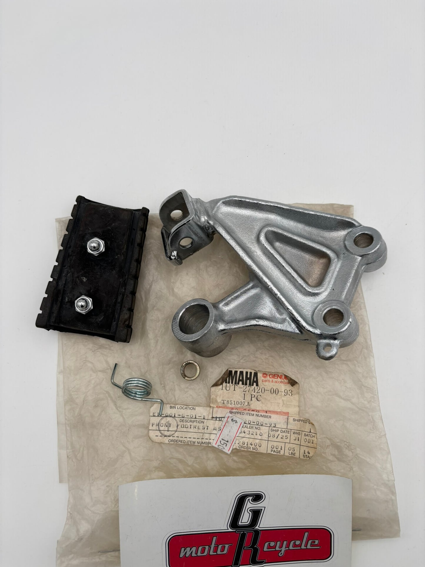 YAMAHA RIGHT FRONT FOOTREST (INCOMPLETE) 1UT-27420-00-93-I Y17