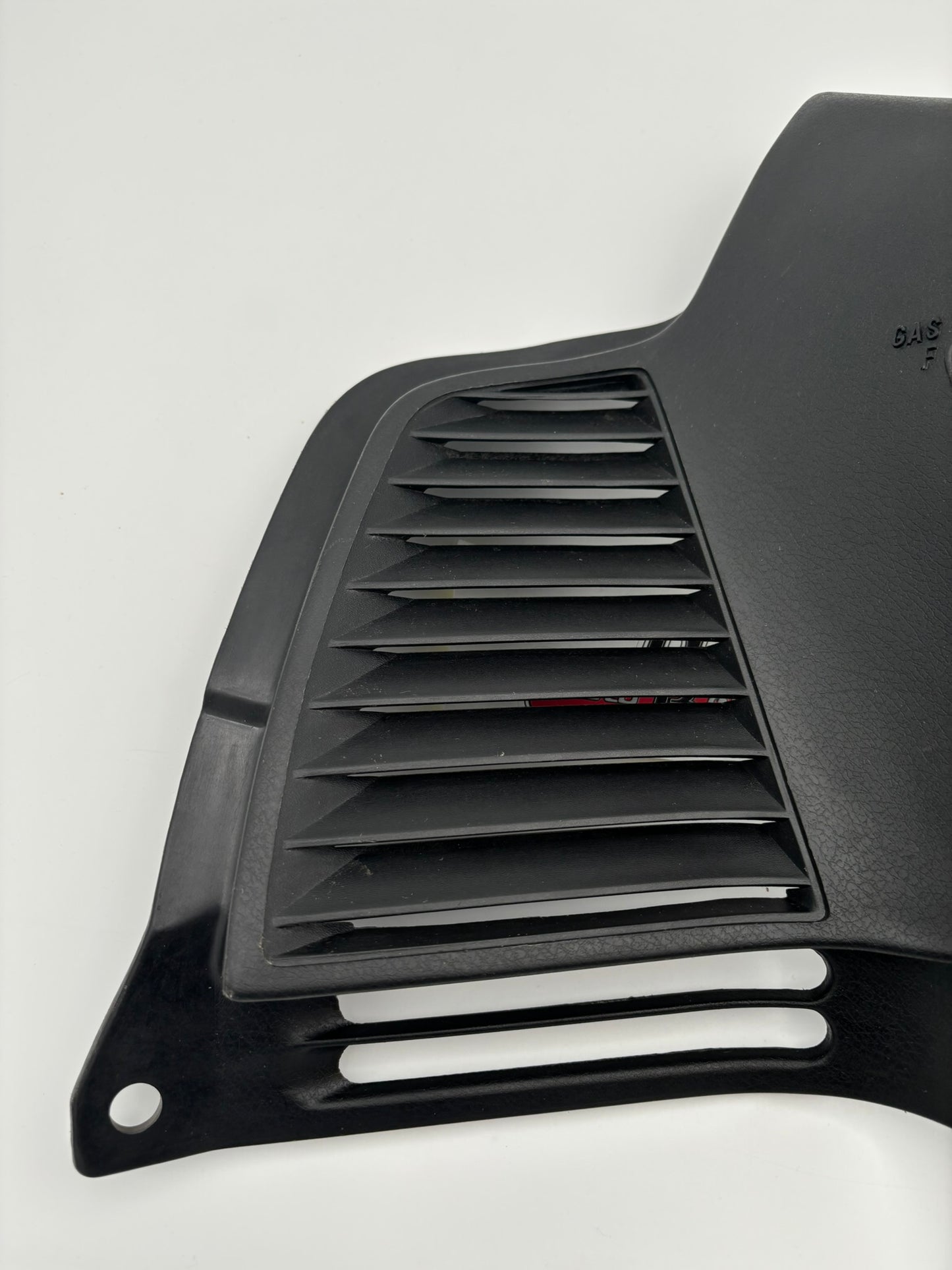 YAMAHA LEFT LOUVER 8K4-77131-00-00 Y18