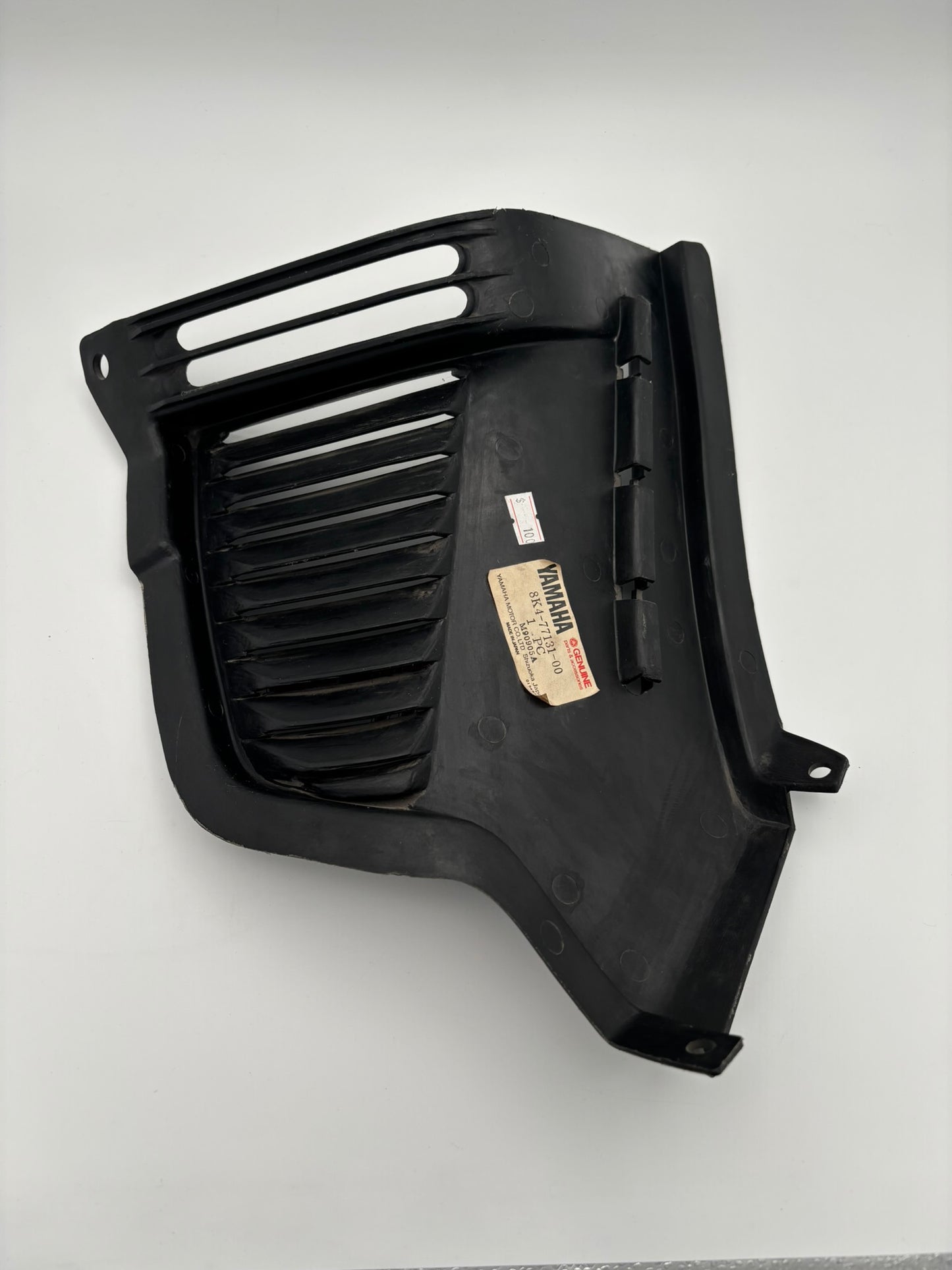 YAMAHA LEFT LOUVER 8K4-77131-00-00 Y18