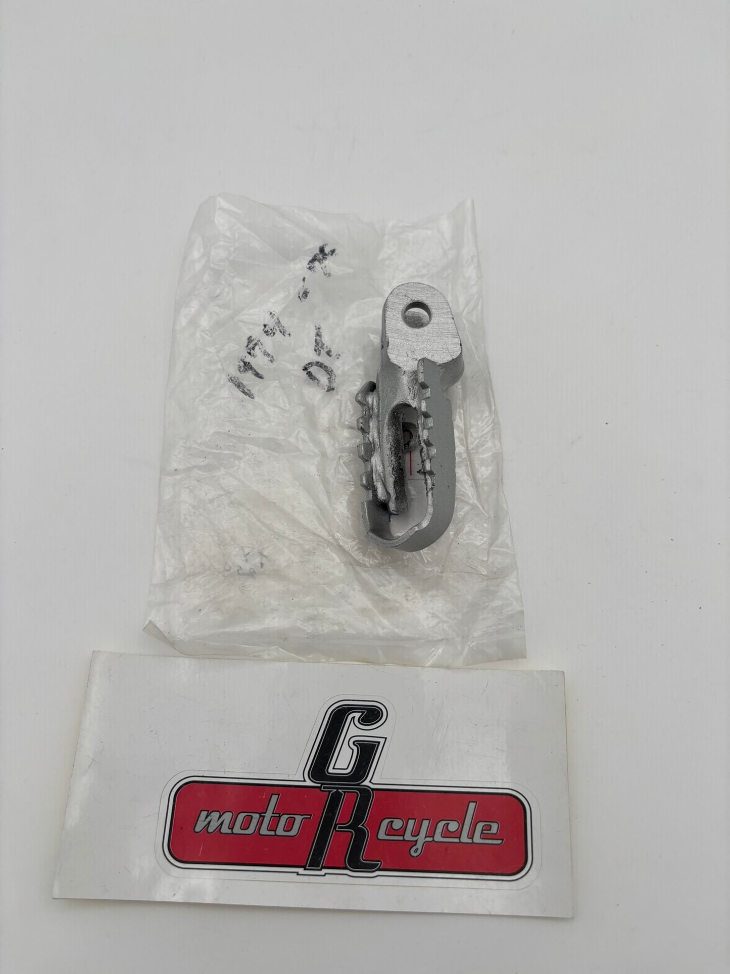 YAMAHA RIGHT FOOTREST 434-27421-00-35 Y20