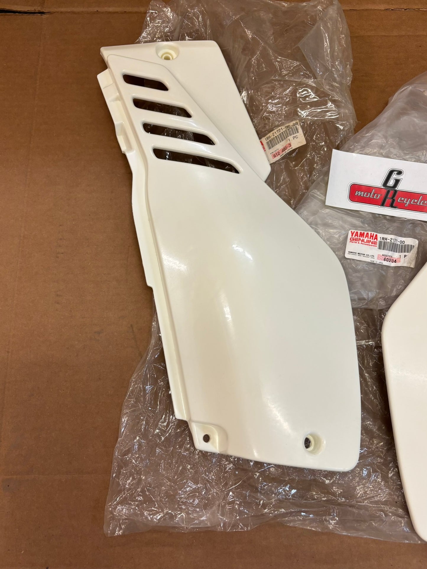 YAMAHA SIDE COVER KIT SET 1RH-21711-00-00 1RH-21721-00-98 Y278
