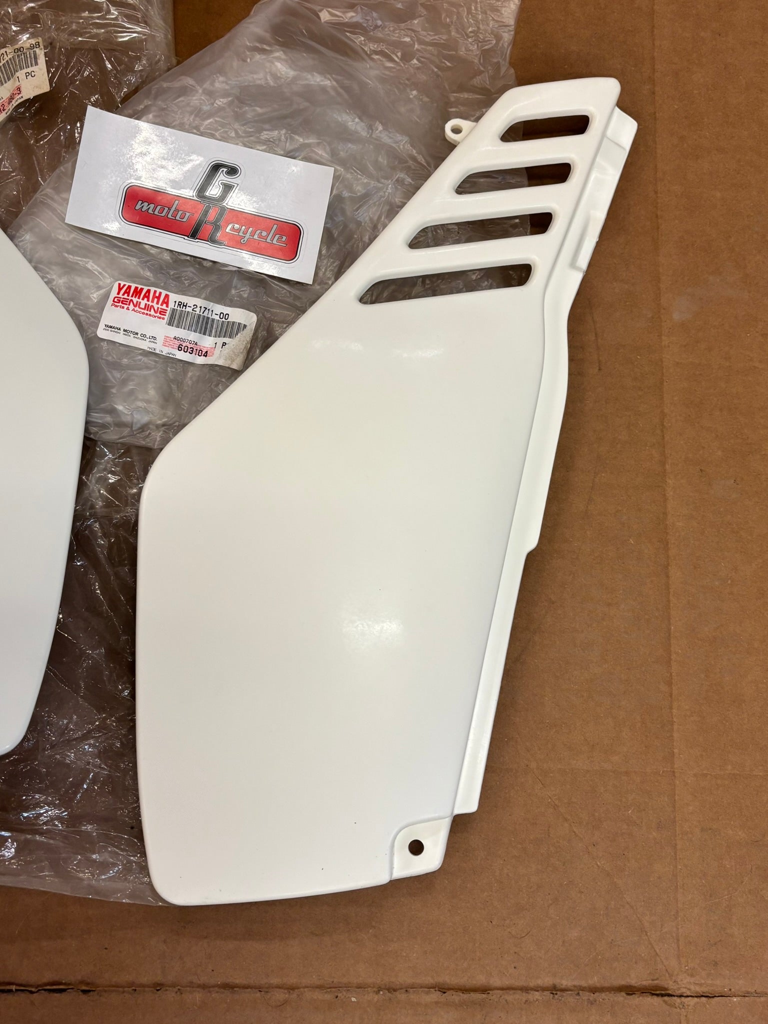 YAMAHA SIDE COVER KIT SET 1RH-21711-00-00 1RH-21721-00-98 Y278