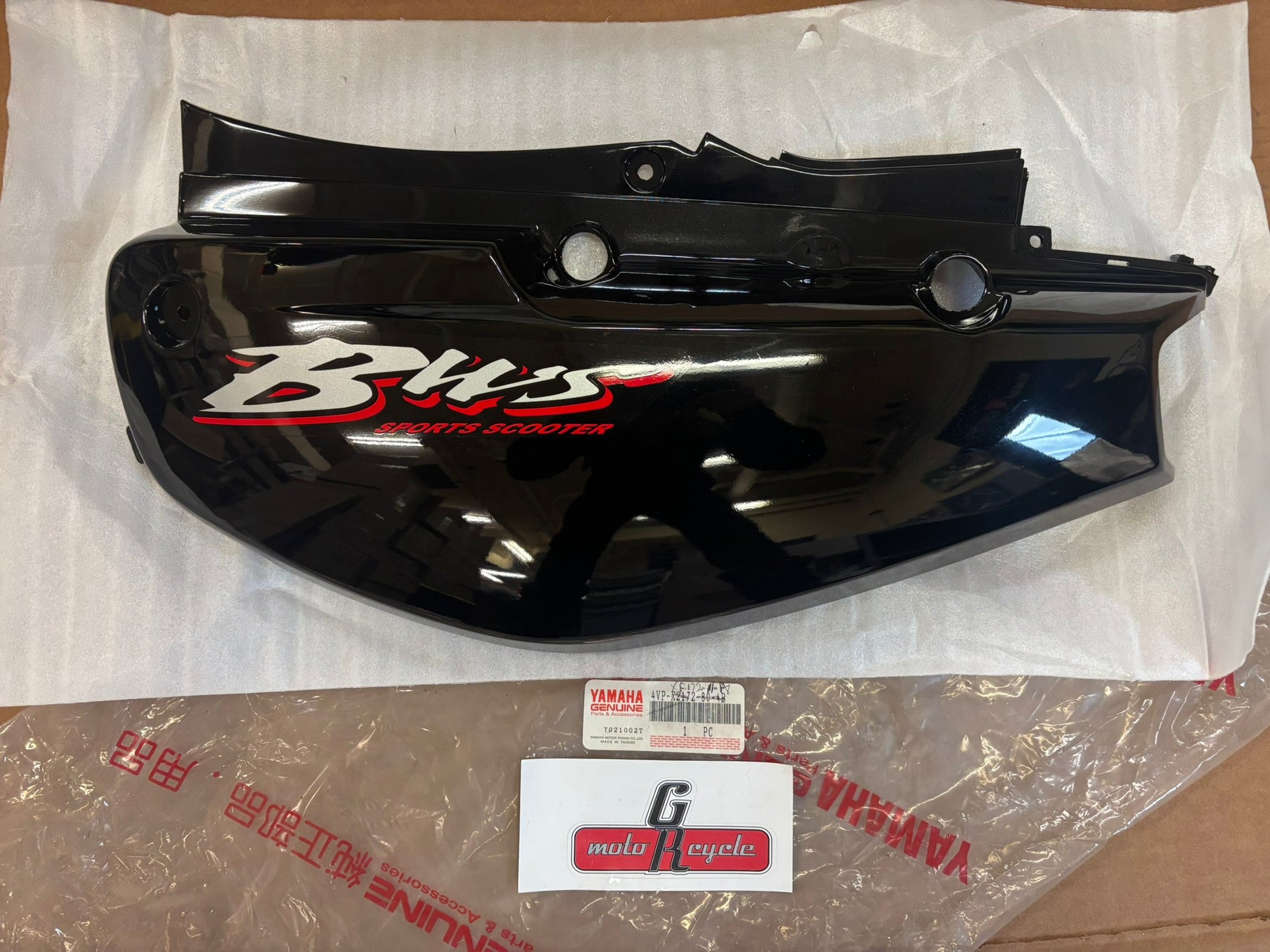 YAMAHA SIDE COVER 2. (SUB 4VP-XF172-11-P8 ) 4VP-X2172-80-4B YBOX