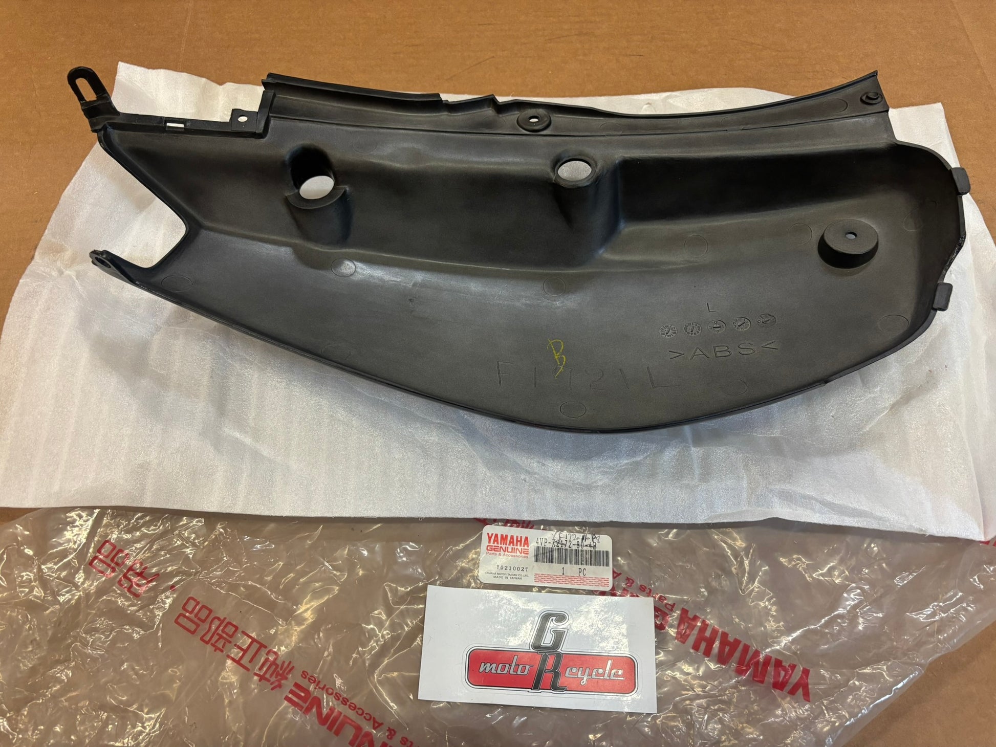 YAMAHA SIDE COVER 2. (SUB 4VP-XF172-11-P8 ) 4VP-X2172-80-4B YBOX