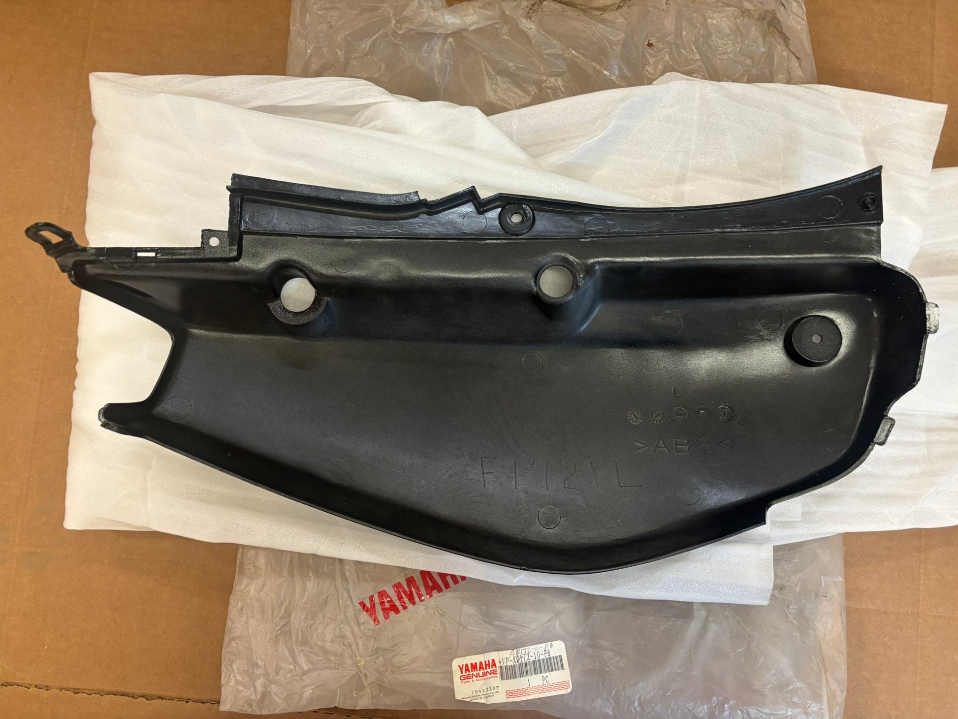 YAMAHA SIDE COVER 2. (SUB 4VP-XF172-11-P8 ) 4VP-X2172-10-P8 YBOX