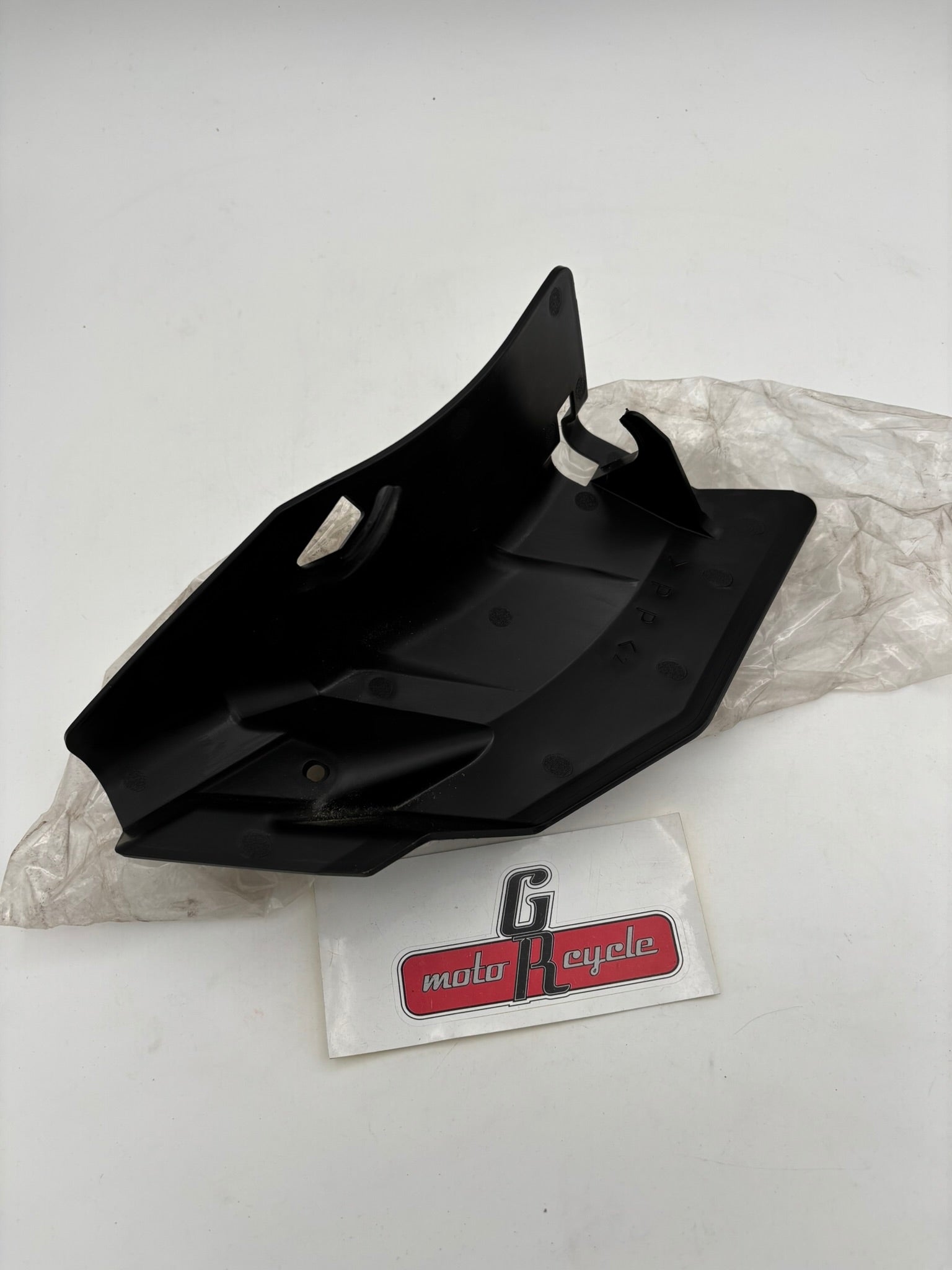 YAMAHA LOWER COVER 2. 3B4-23133-00-00 Y280